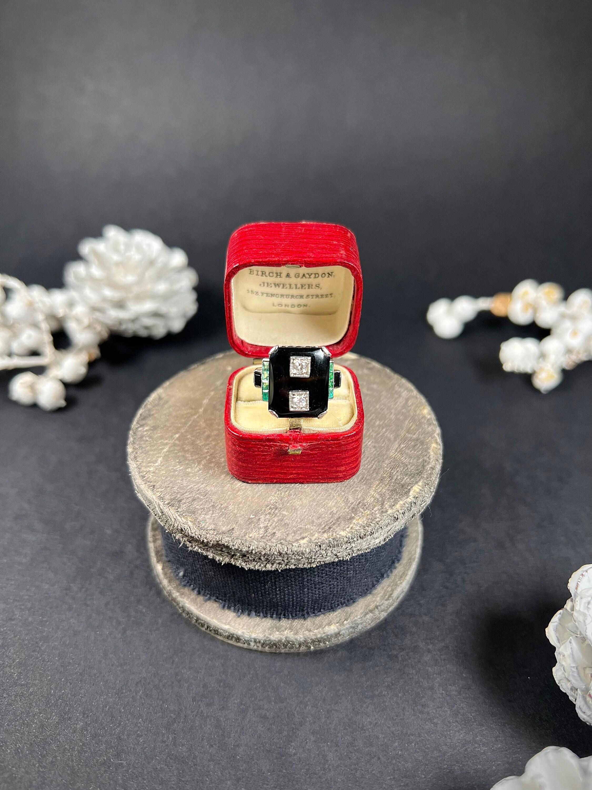 Antique 18ct White Gold 1920’s Art Deco Rectangular Onyx Diamond & Emerald Ring For Sale 1
