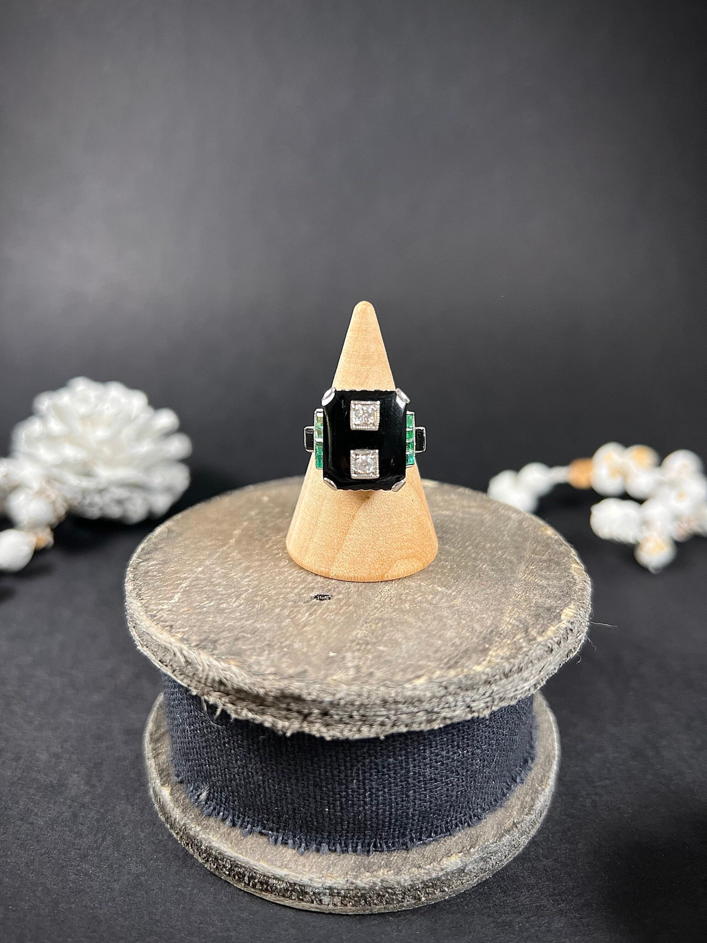Antique 18ct White Gold 1920’s Art Deco Rectangular Onyx Diamond & Emerald Ring For Sale 2