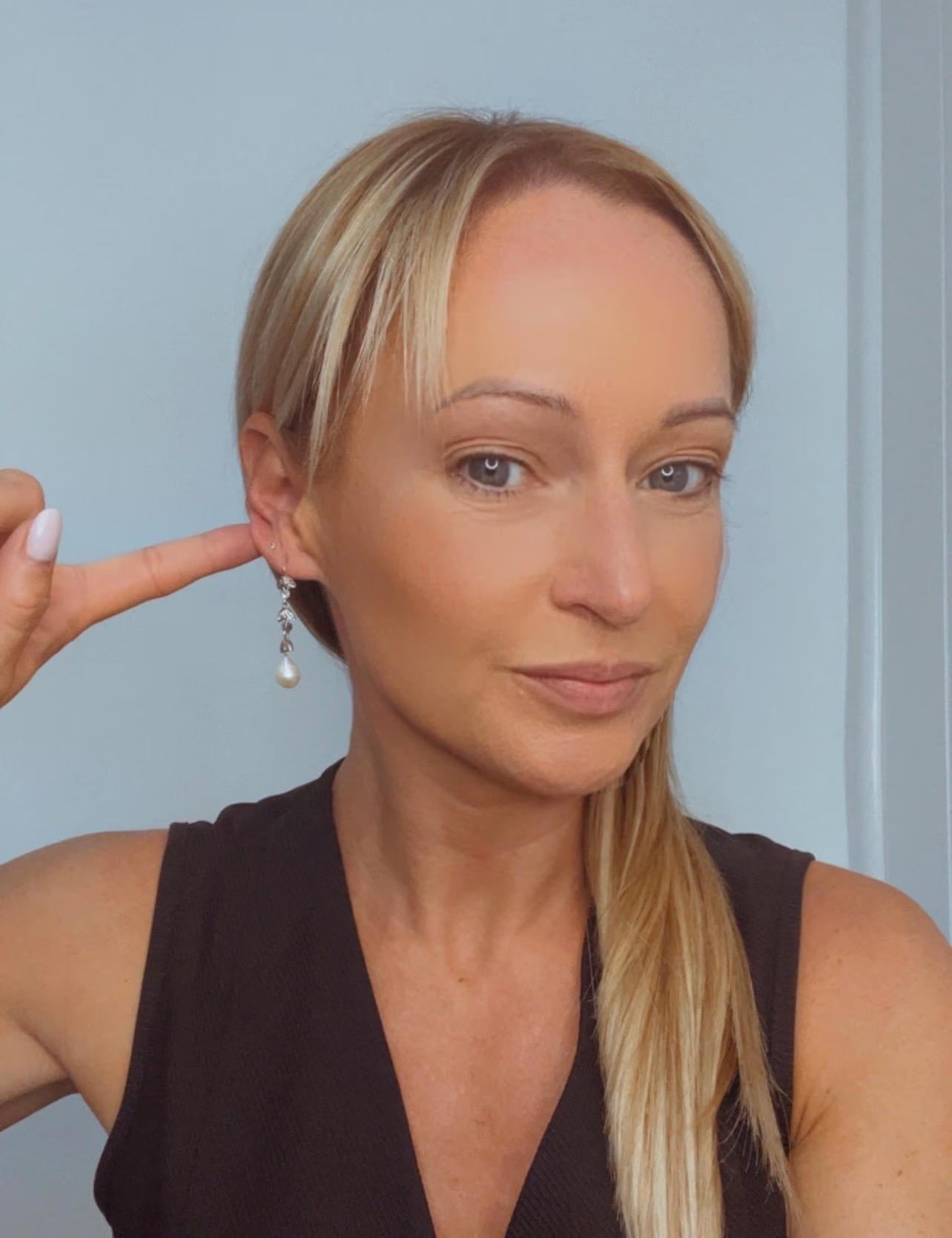 Pendientes de gota antiguos 

Oro blanco 18 ct

Alrededor de 1920

Sumérgete en la elegancia con este impresionante par de pendientes de oro blanco de 18 quilates de la década de 1920, una auténtica joya perfecta para cualquier ocasión especial.