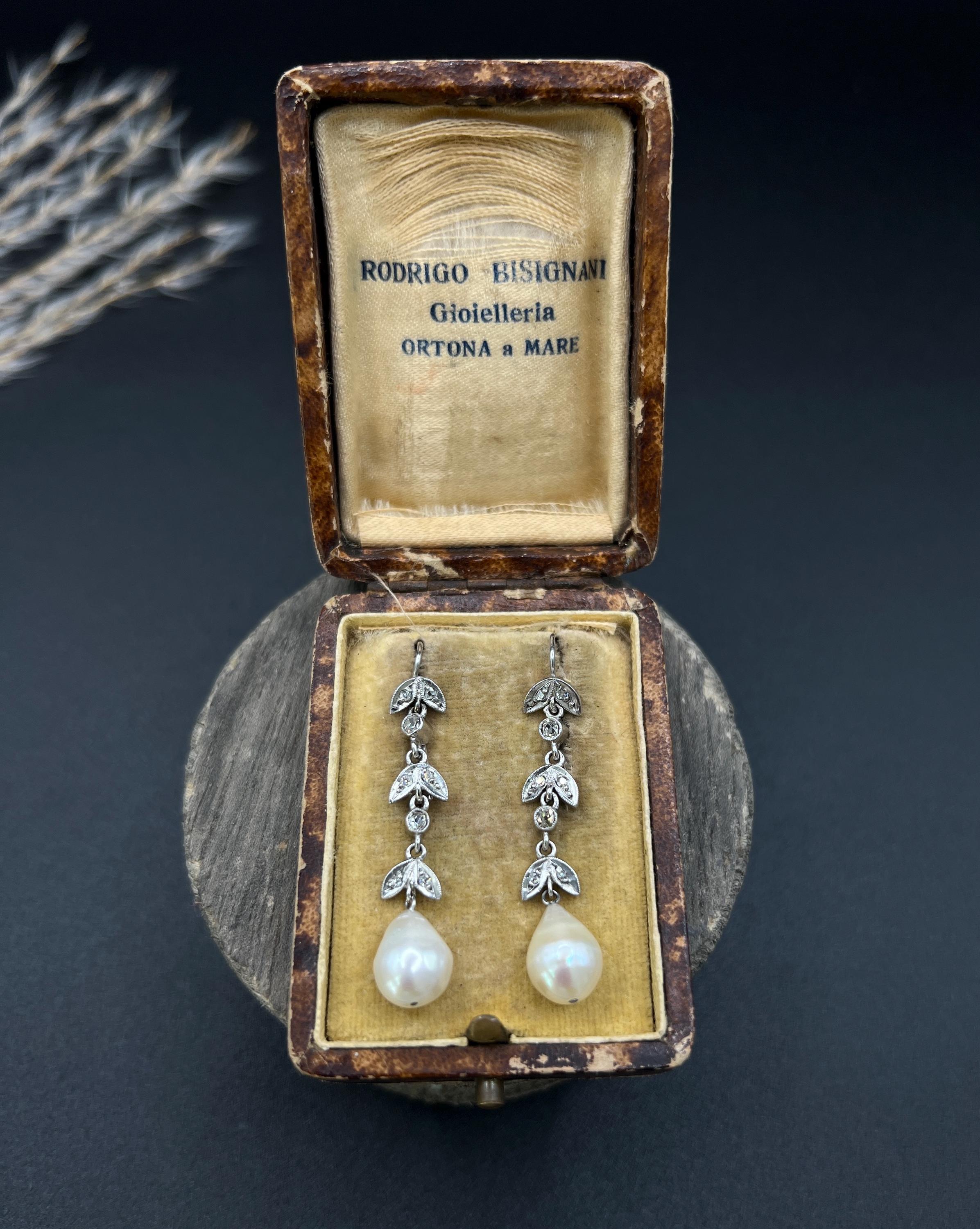Femenino o masculino Pendientes Antiguos de Oro Blanco de 18 ct, Diamantes y Perlas de los años 20 en venta