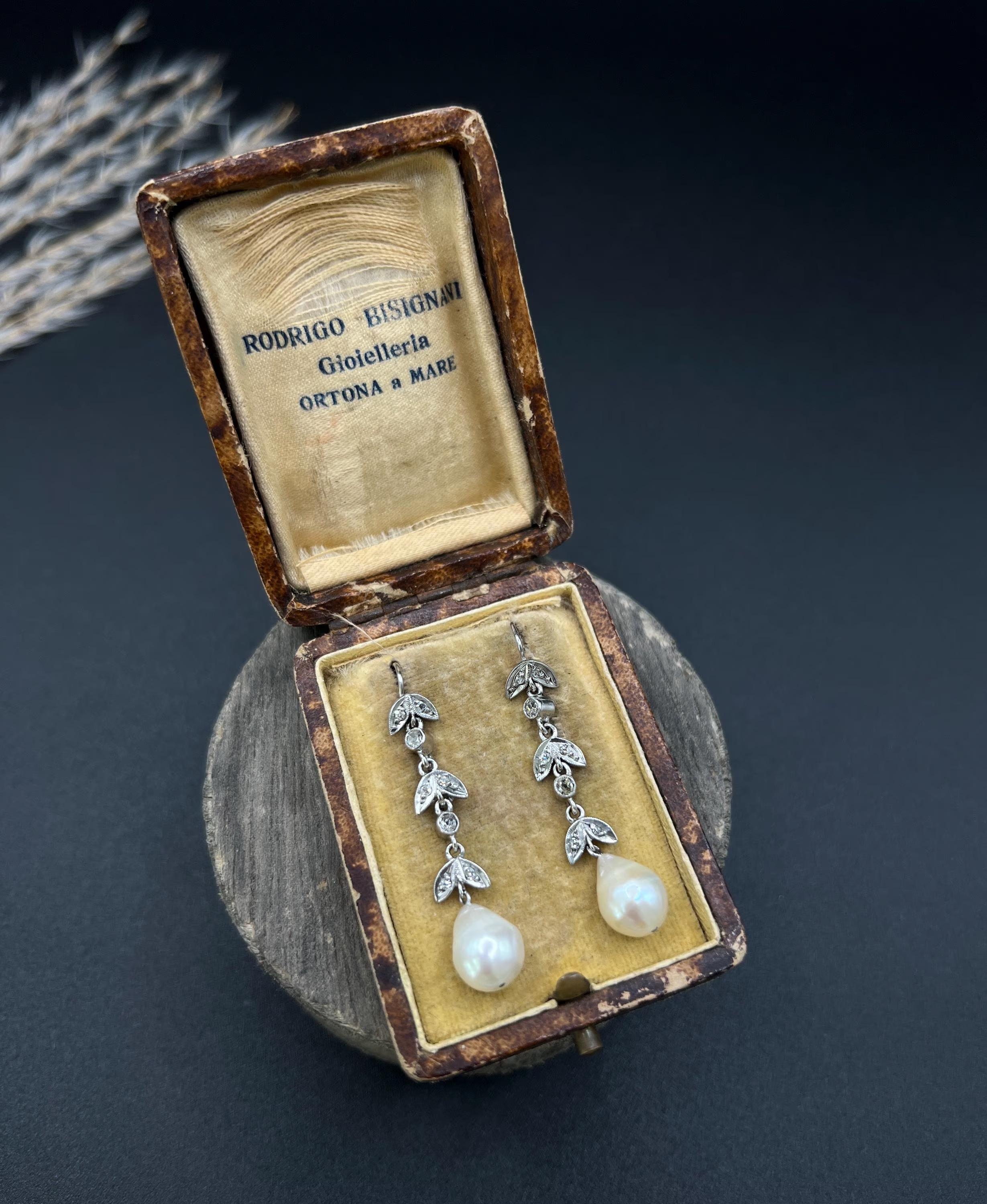 Pendientes Antiguos de Oro Blanco de 18 ct, Diamantes y Perlas de los años 20 en venta 3