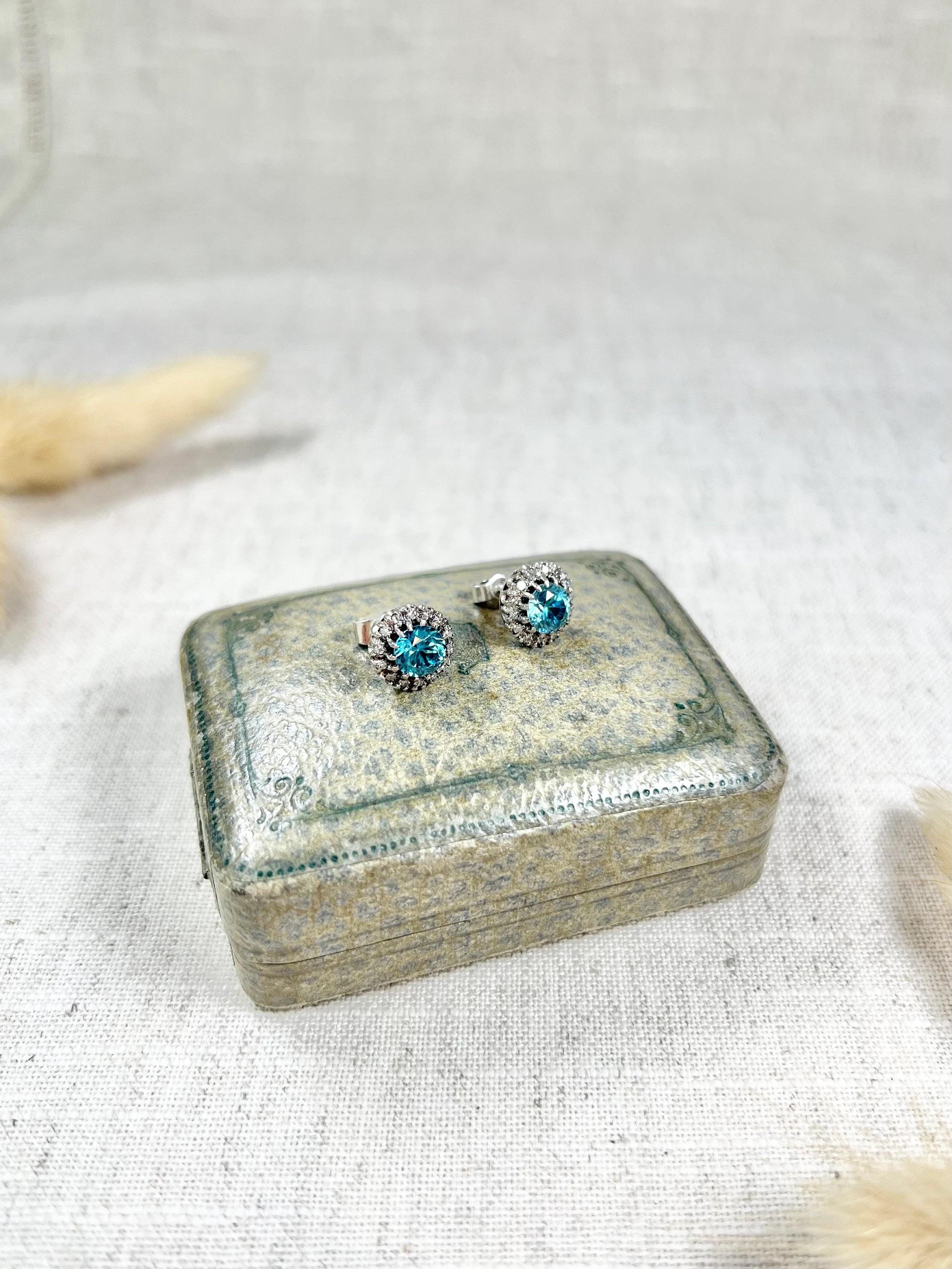 Antique 18ct White Gold, 1920s Faceted Zircon & Diamond Cluster Stud Earrings In Good Condition For Sale In Brighton, GB