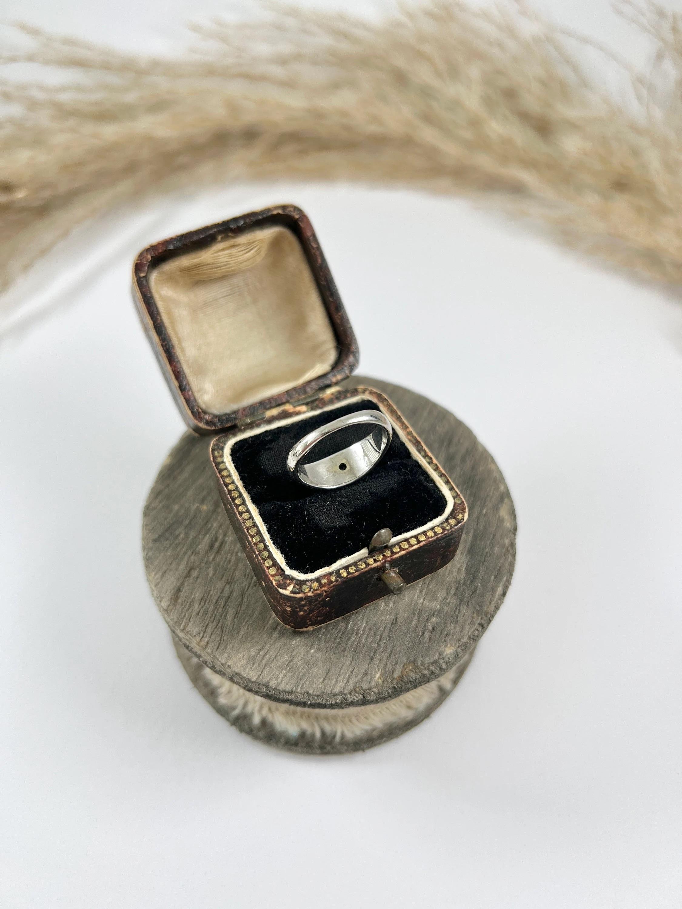 Antique 18ct White Gold, 1920s French Stamped, Dome Shaped Diamond Band Ring In Good Condition For Sale In Brighton, GB