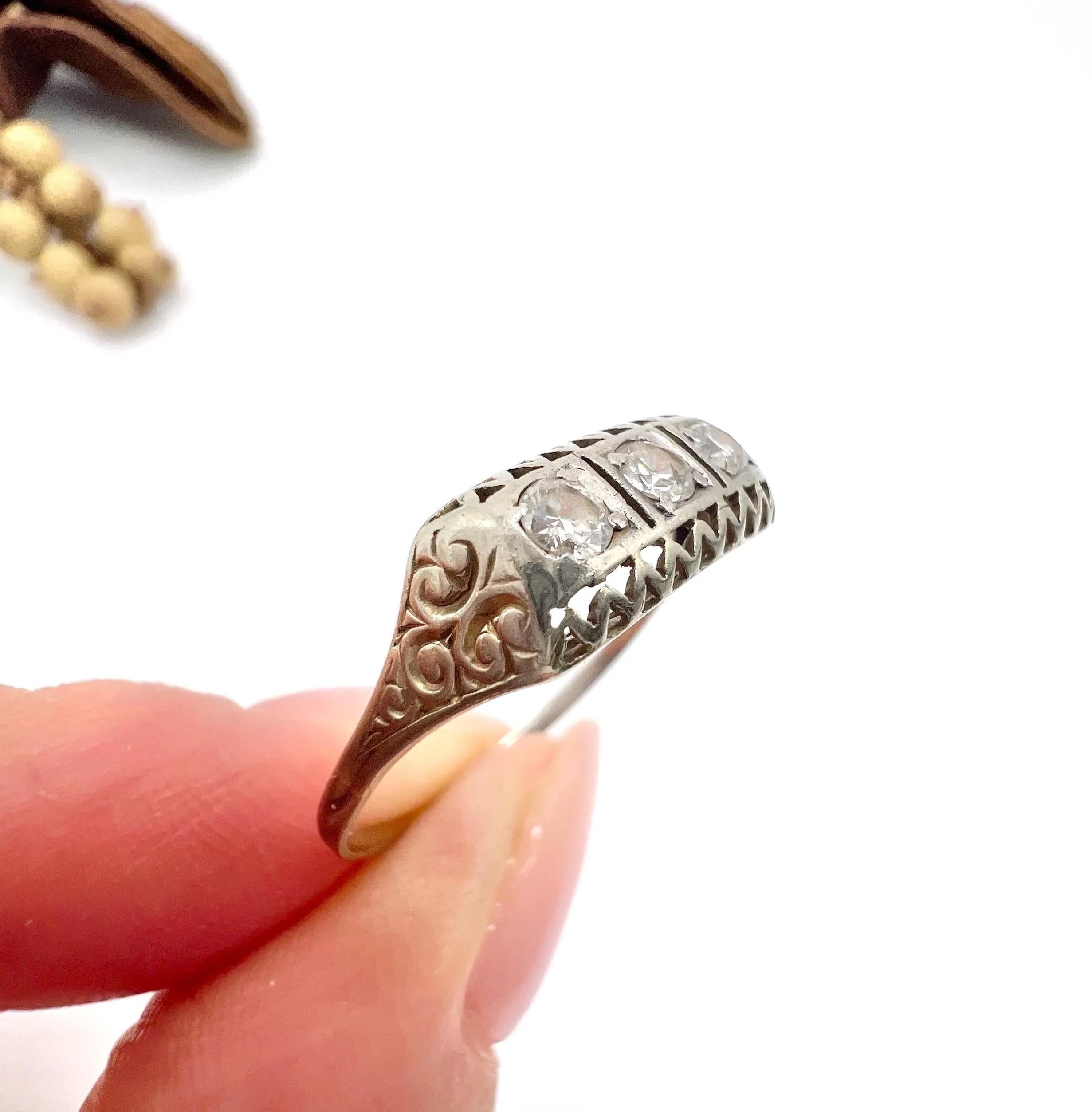 Antique 18ct White Gold, 1920’s Rectangular Diamond Three Stone Trilogy Ring In Good Condition In Brighton, GB