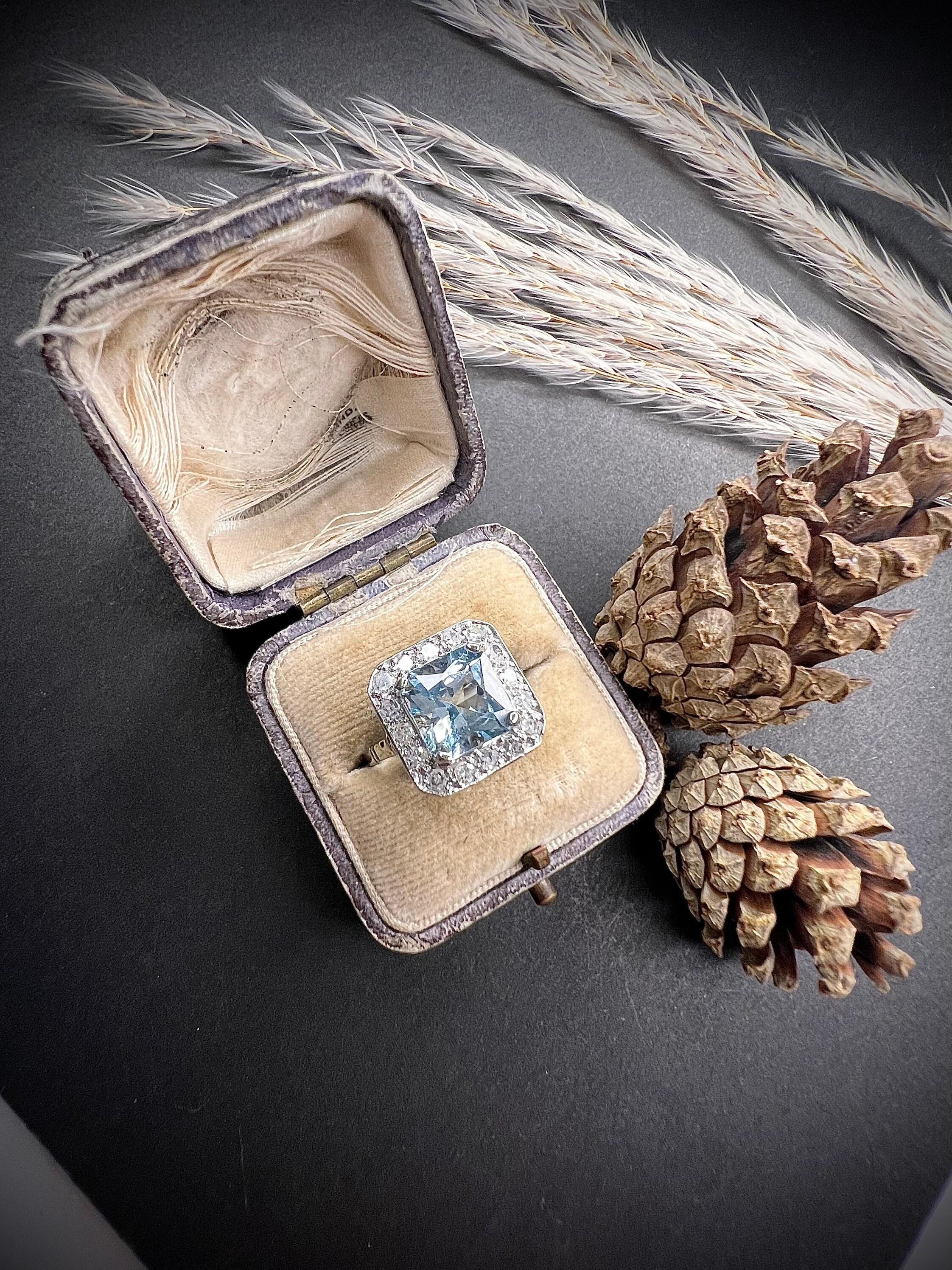 Antique 18ct White Gold 1920’s Square Cut Aquamarine & Diamond Ring In Good Condition For Sale In Brighton, GB