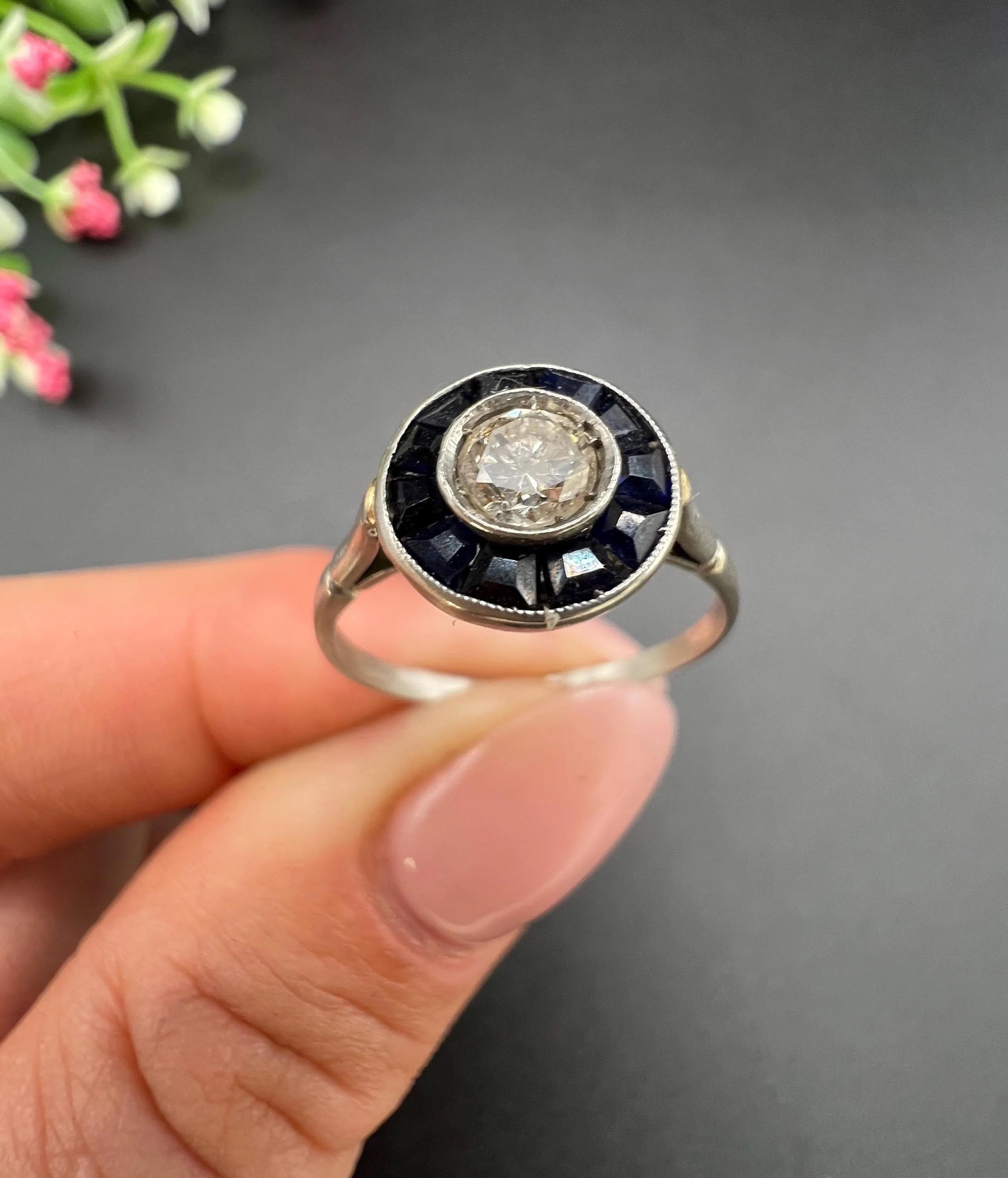 Antiguo Anillo Art Déco Original de Oro Blanco y Platino de 18 ct con Zafiro y Diamantes en venta 4