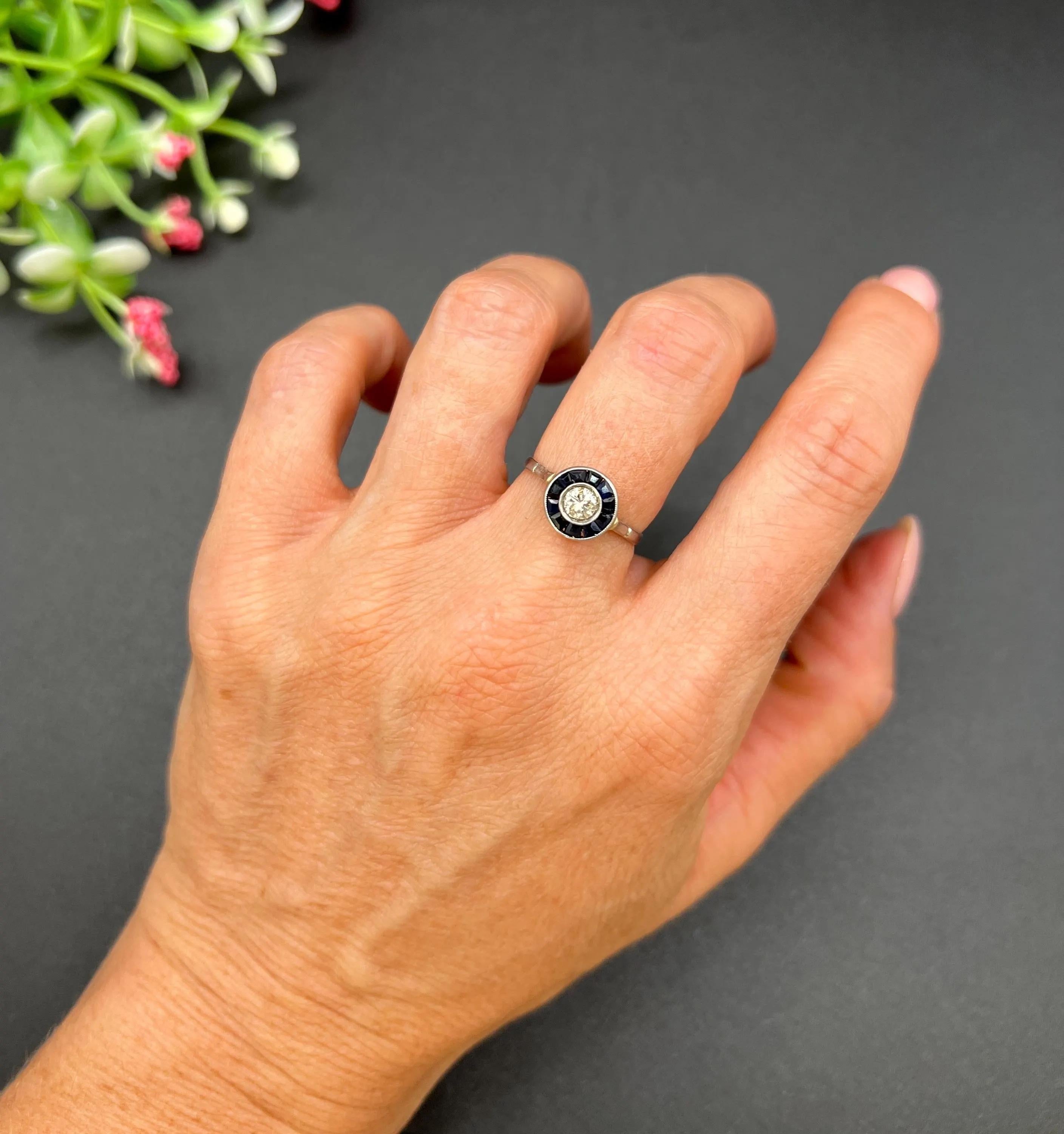 Anillo Blanco Antiguo de Zafiro y Diamantes

Oro blanco y platino de 18 ct

Alrededor de 1920

Te presentamos un exquisito y auténtico anillo Art Déco elaborado en oro de 18 ct y platino. Este impresionante anillo presenta un cautivador diseño de