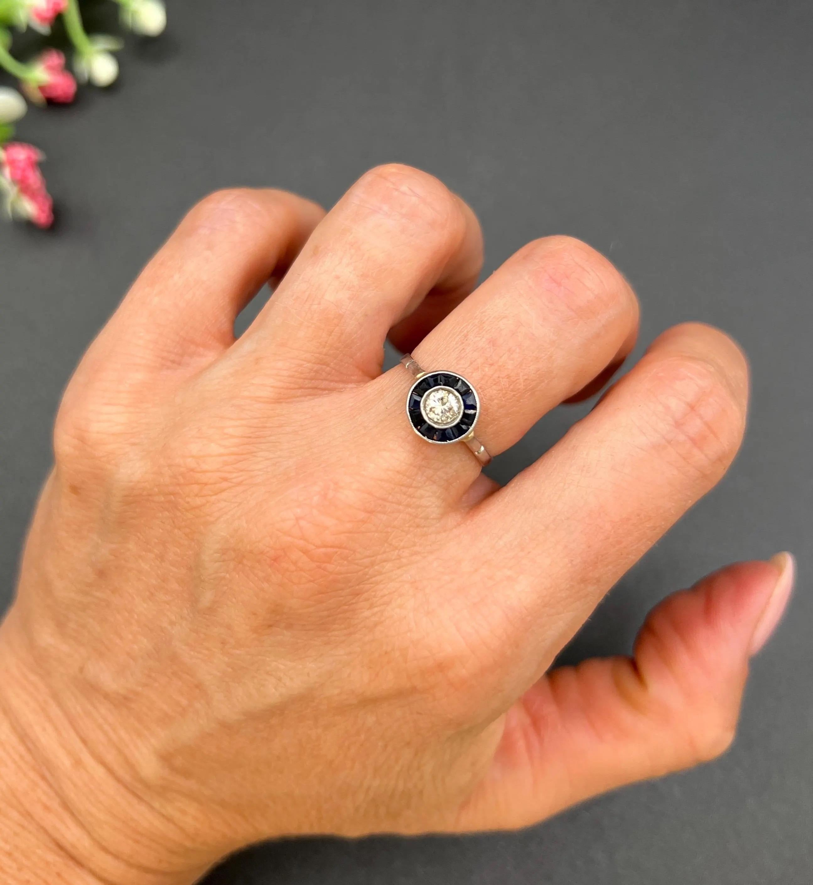 Antiguo Anillo Art Déco Original de Oro Blanco y Platino de 18 ct con Zafiro y Diamantes Art Decó en venta