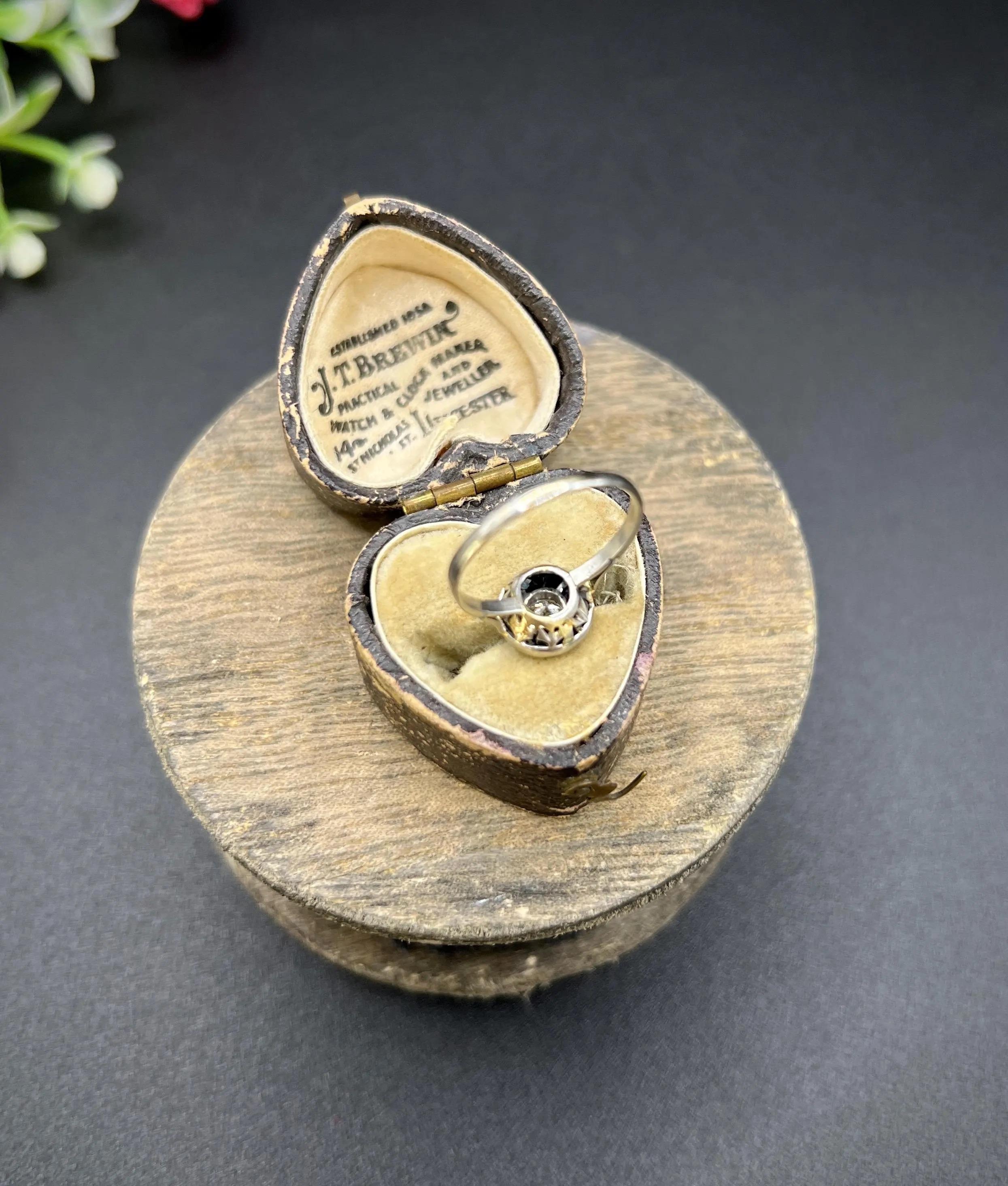 Antiguo Anillo Art Déco Original de Oro Blanco y Platino de 18 ct con Zafiro y Diamantes en Bueno estado para la venta en Brighton, GB