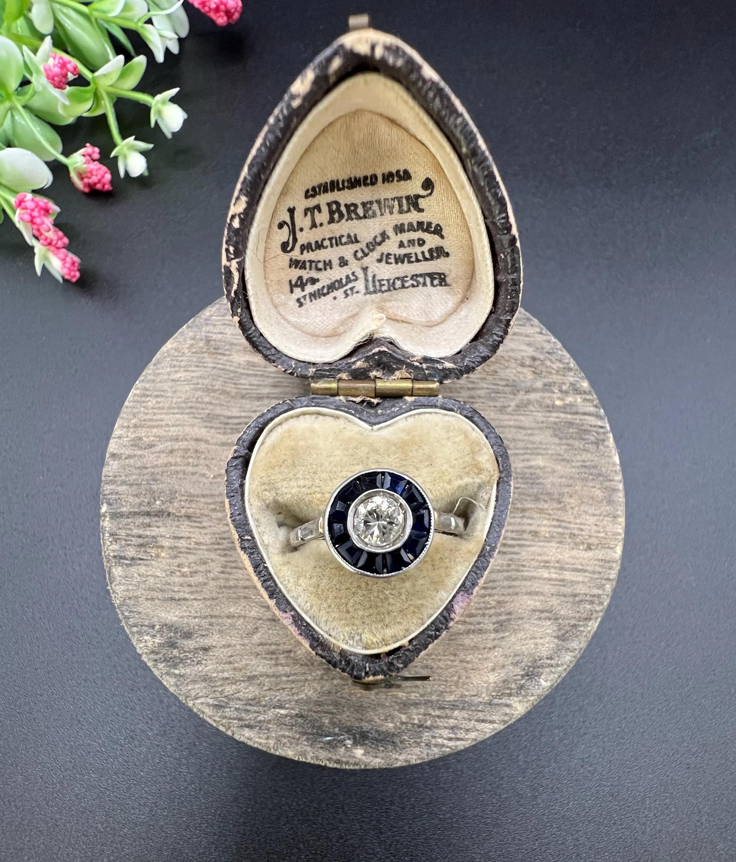 Femenino o masculino Antiguo Anillo Art Déco Original de Oro Blanco y Platino de 18 ct con Zafiro y Diamantes en venta