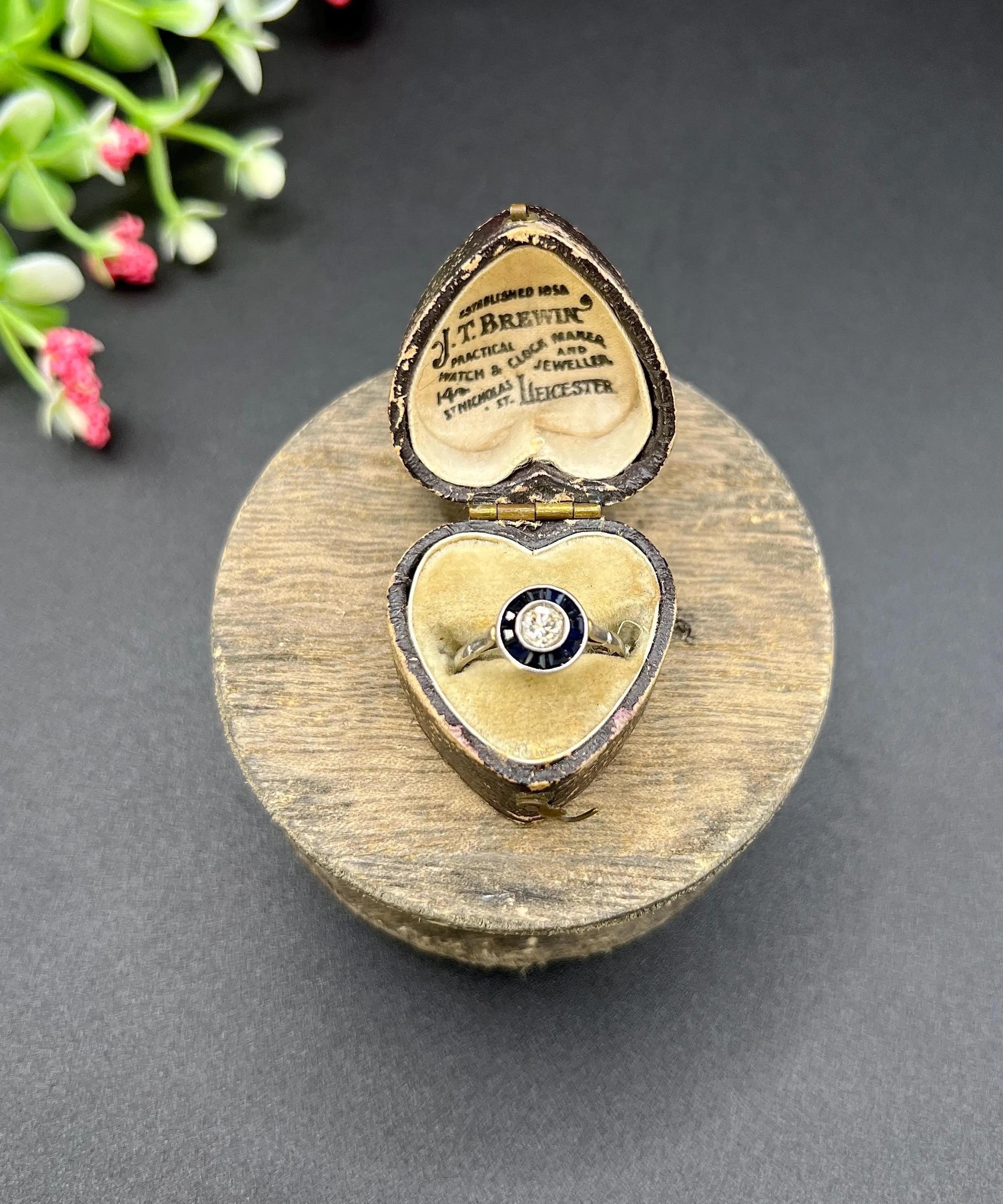 Antiguo Anillo Art Déco Original de Oro Blanco y Platino de 18 ct con Zafiro y Diamantes en venta 1