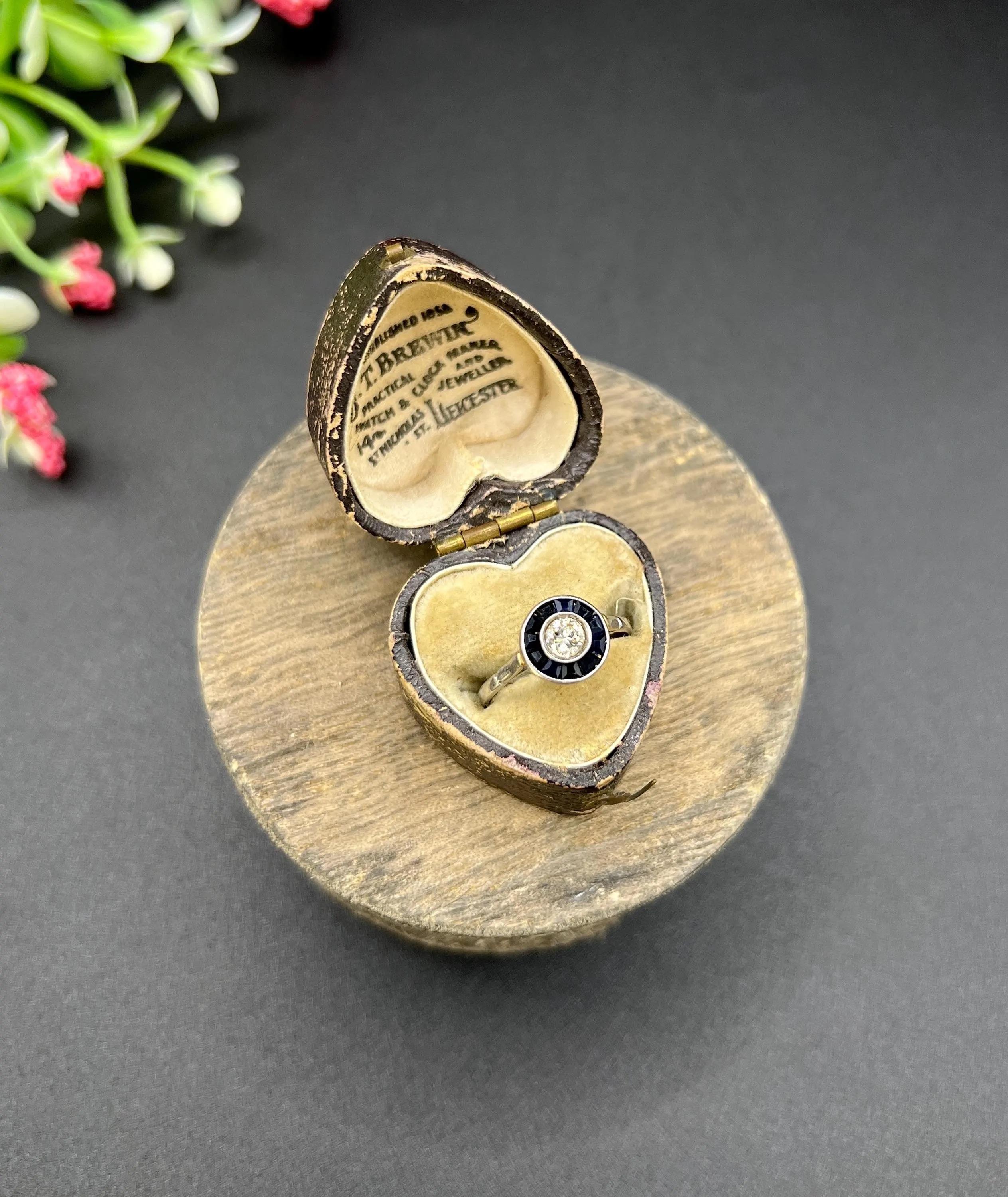 Antiguo Anillo Art Déco Original de Oro Blanco y Platino de 18 ct con Zafiro y Diamantes en venta 2