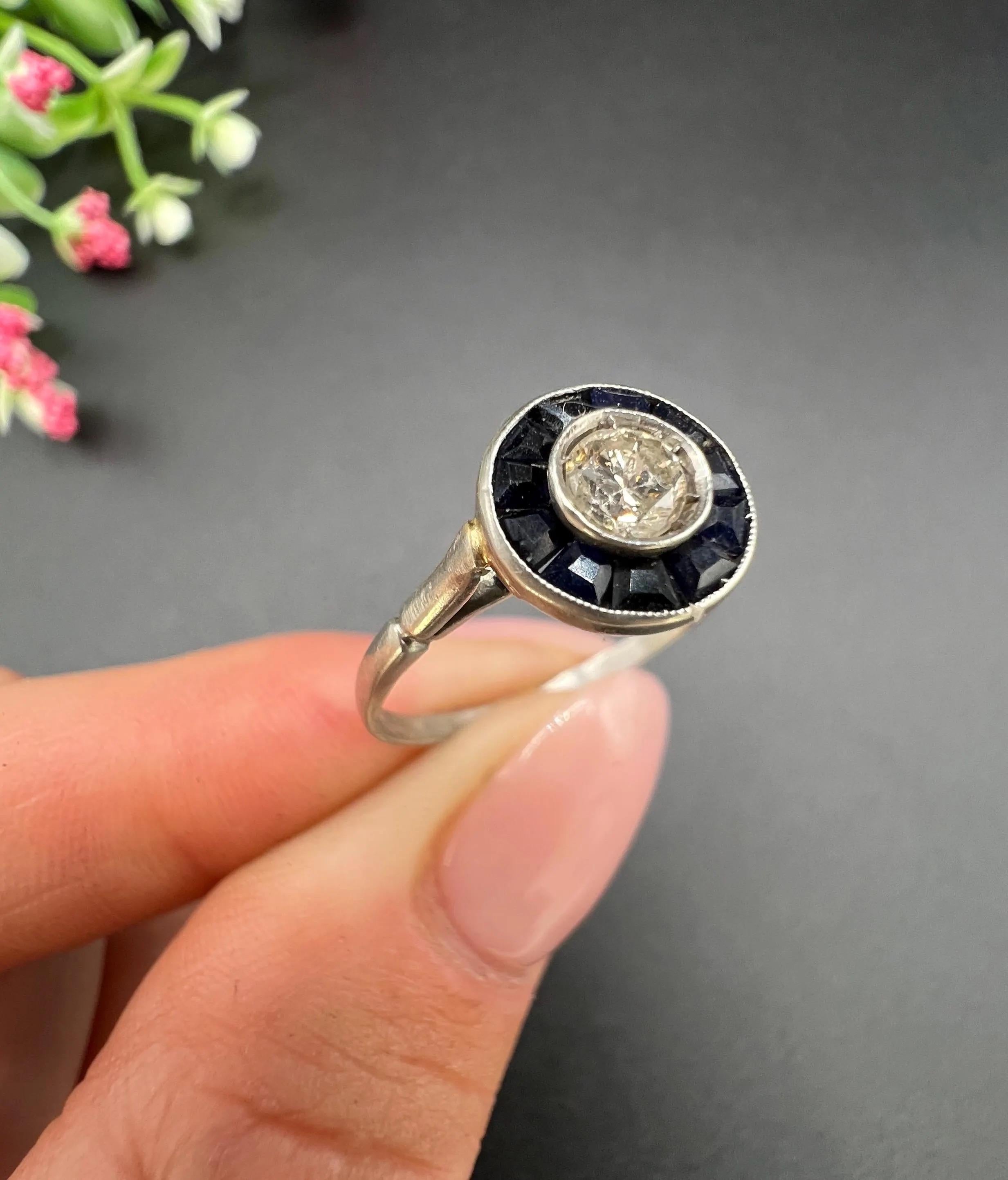 Antiguo Anillo Art Déco Original de Oro Blanco y Platino de 18 ct con Zafiro y Diamantes en venta 3
