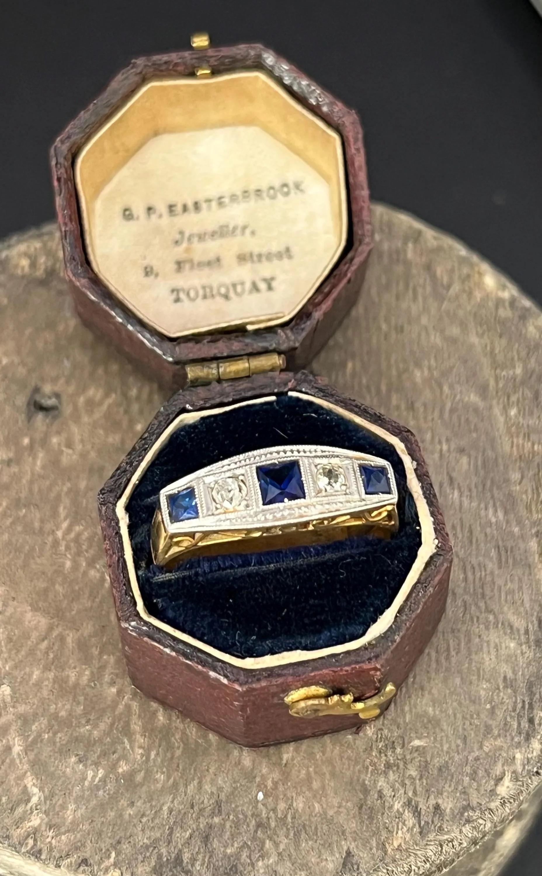 Anillo antiguo de oro blanco y platino de 18 ct, zafiro y diamantes con cinco piedras en venta 5