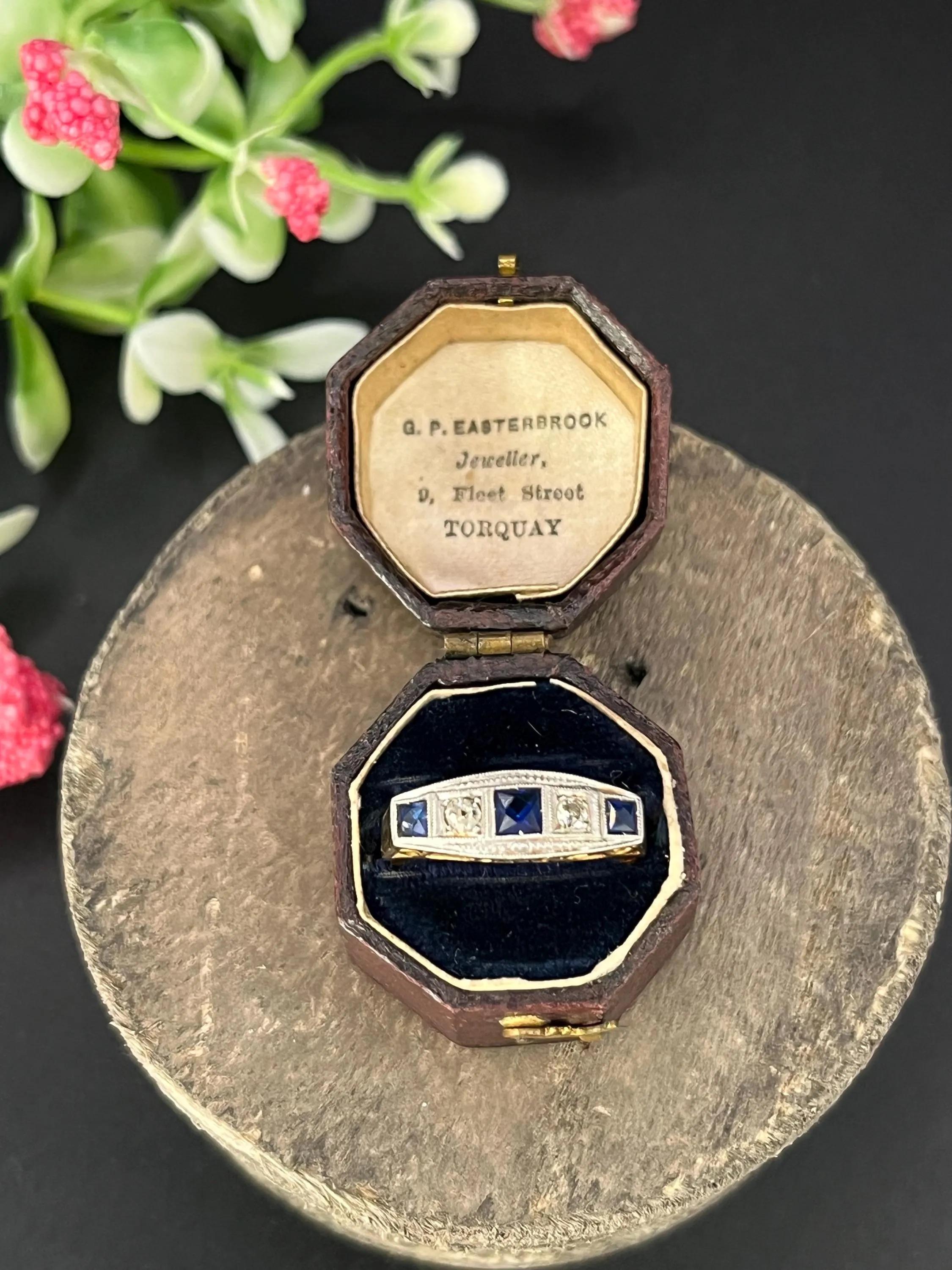Anillo antiguo de oro blanco y platino de 18 ct, zafiro y diamantes con cinco piedras en Bueno estado para la venta en Brighton, GB