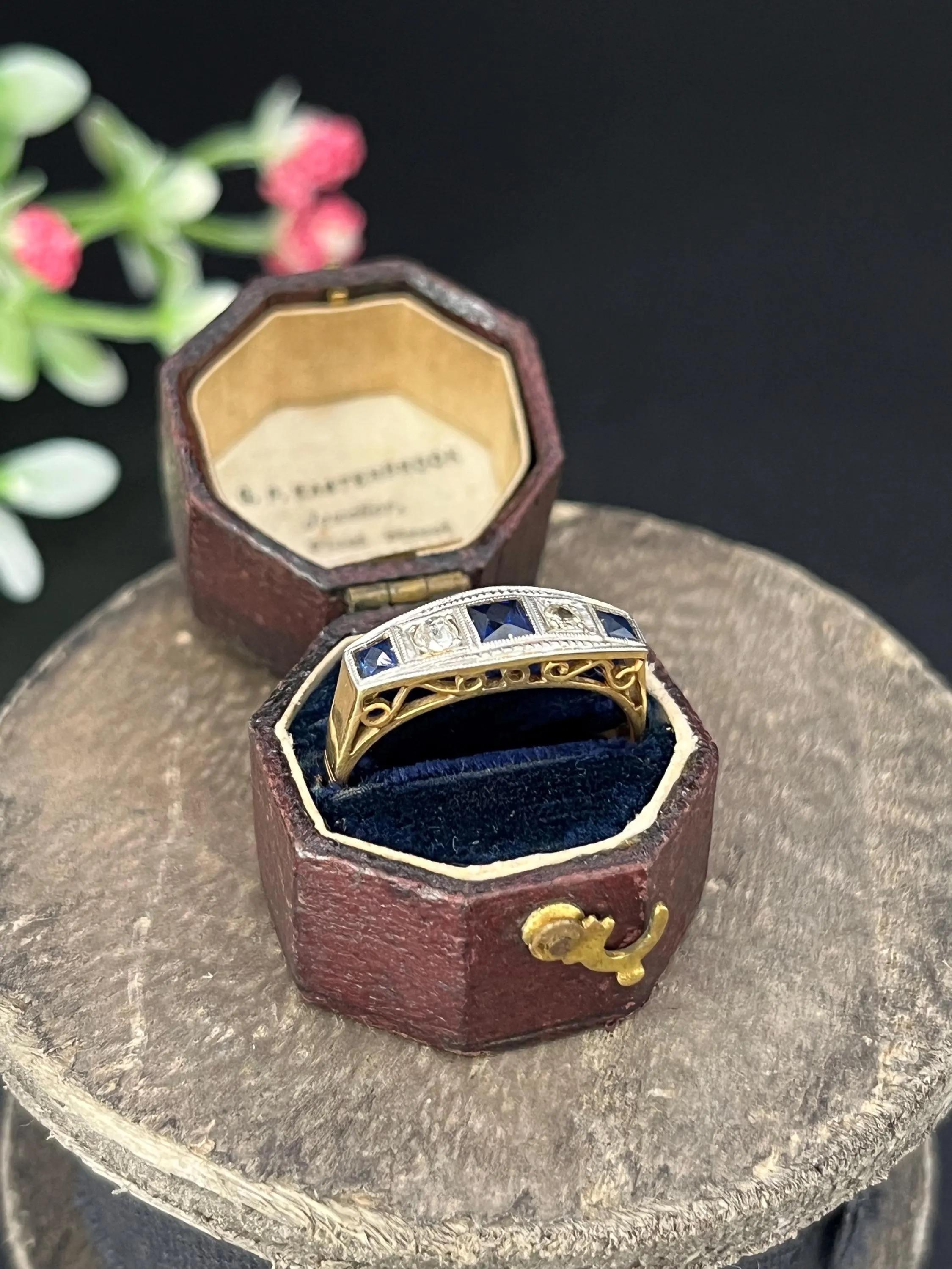 Femenino o masculino Anillo antiguo de oro blanco y platino de 18 ct, zafiro y diamantes con cinco piedras en venta