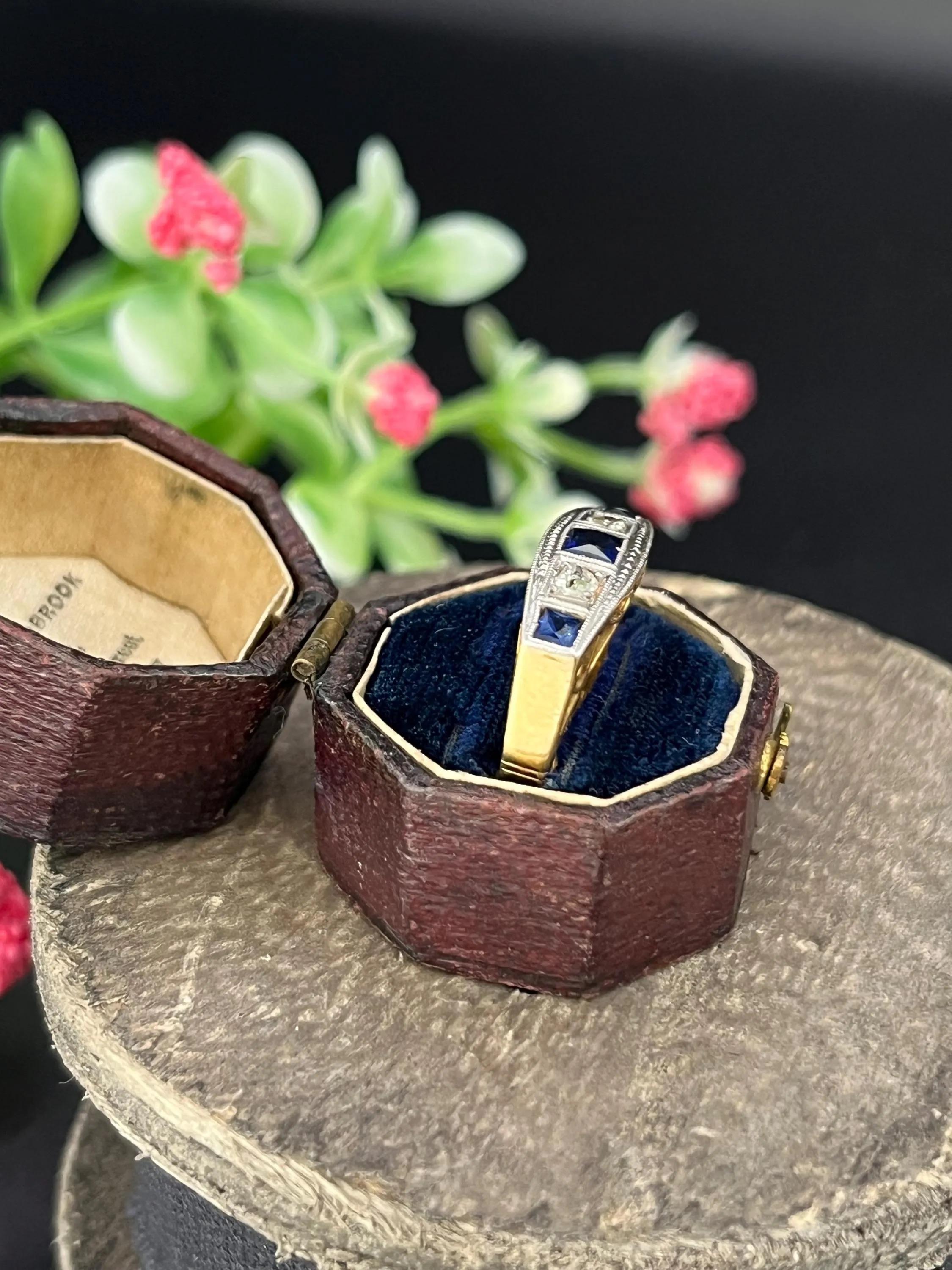 Anillo antiguo de oro blanco y platino de 18 ct, zafiro y diamantes con cinco piedras en venta 1