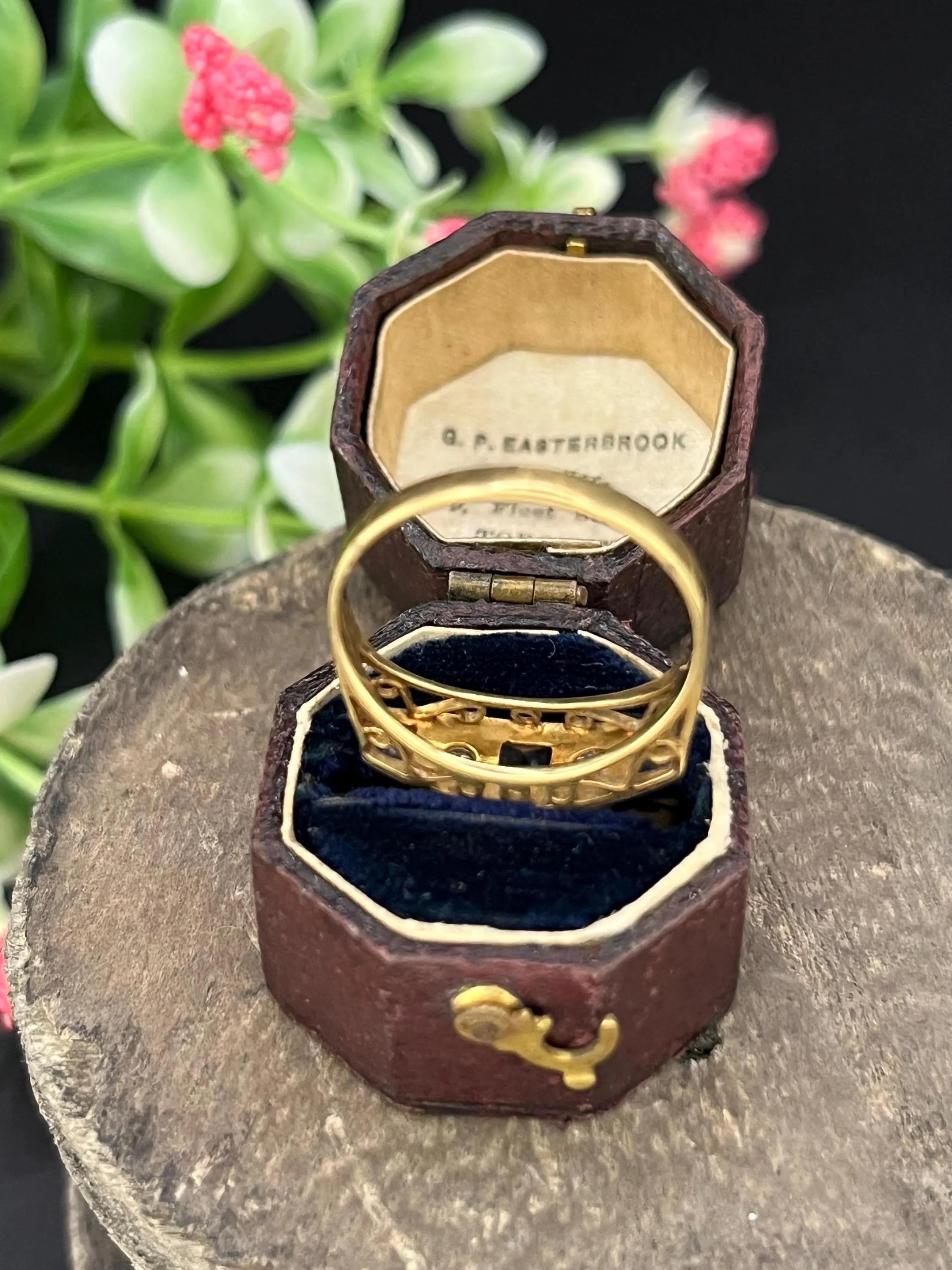 Anillo antiguo de oro blanco y platino de 18 ct, zafiro y diamantes con cinco piedras en venta 2