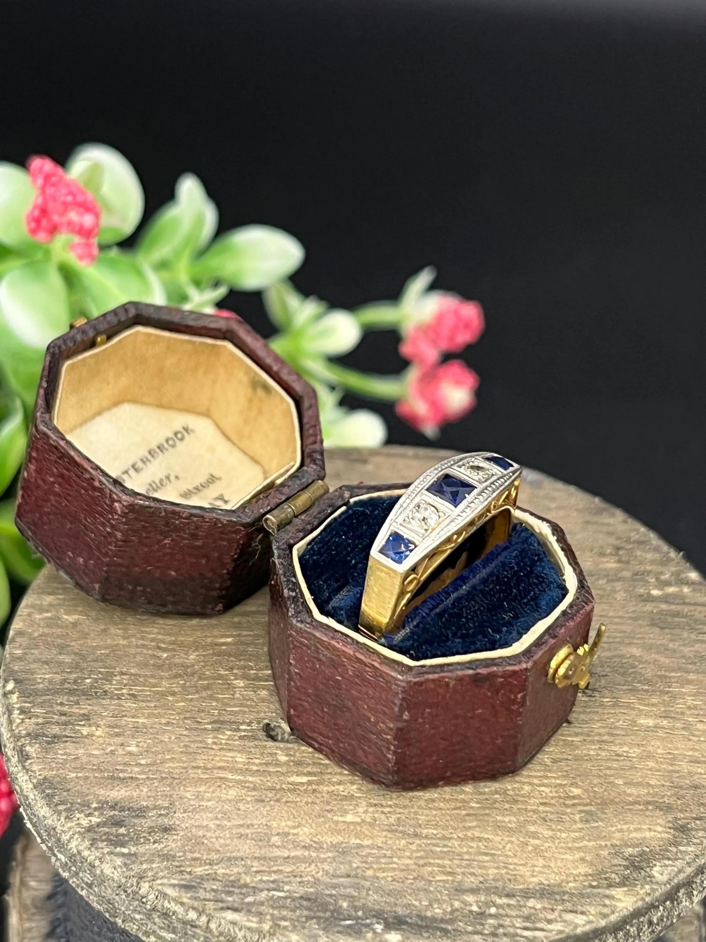 Anillo antiguo de oro blanco y platino de 18 ct, zafiro y diamantes con cinco piedras en venta 3