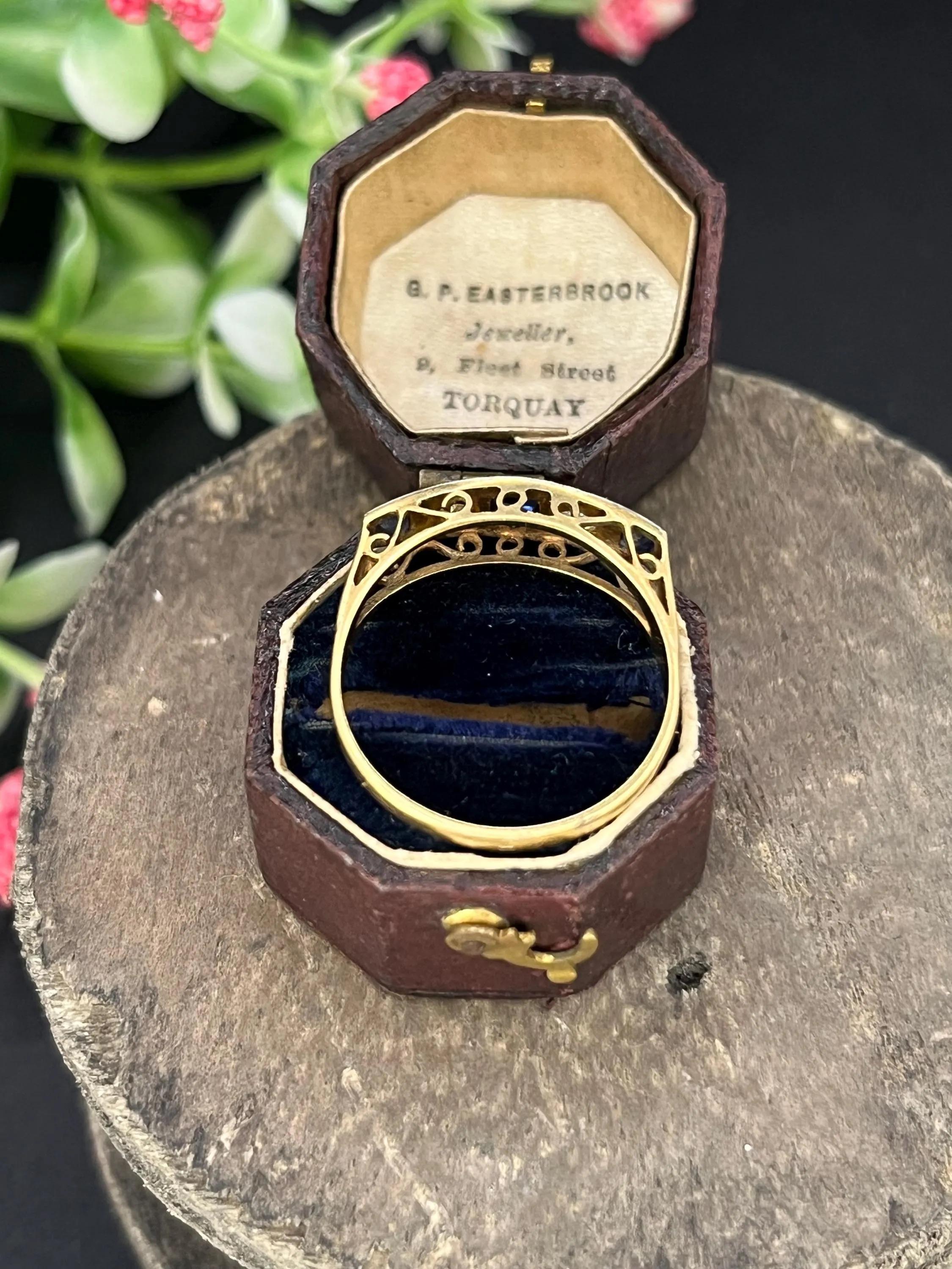 Anillo antiguo de oro blanco y platino de 18 ct, zafiro y diamantes con cinco piedras en venta 4