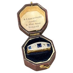 Anillo antiguo de oro blanco y platino de 18 ct, zafiro y diamantes con cinco piedras