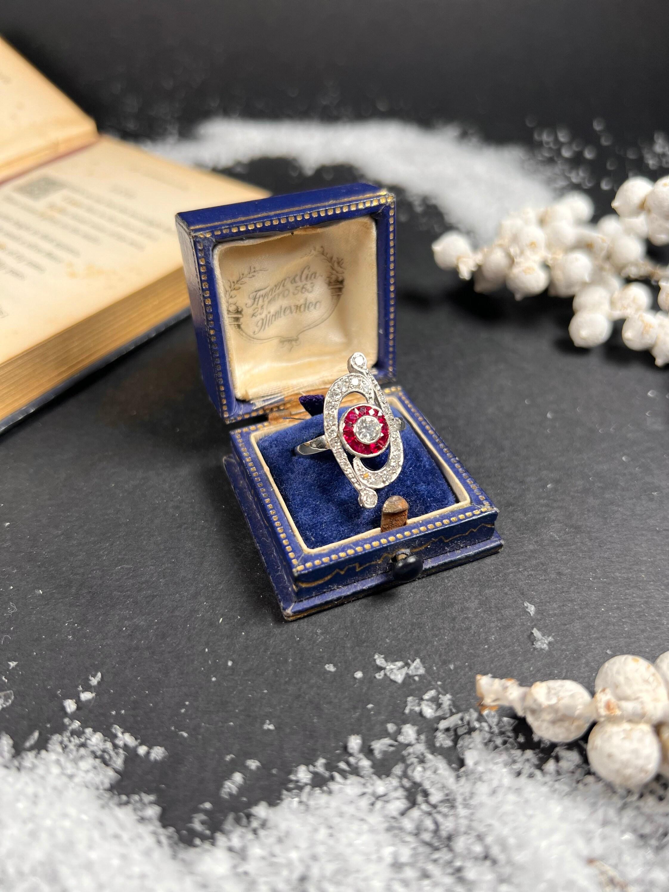 Taille brillant Bague d'antiquités Art déco en or blanc 18 carats, rubis et diamants en vente