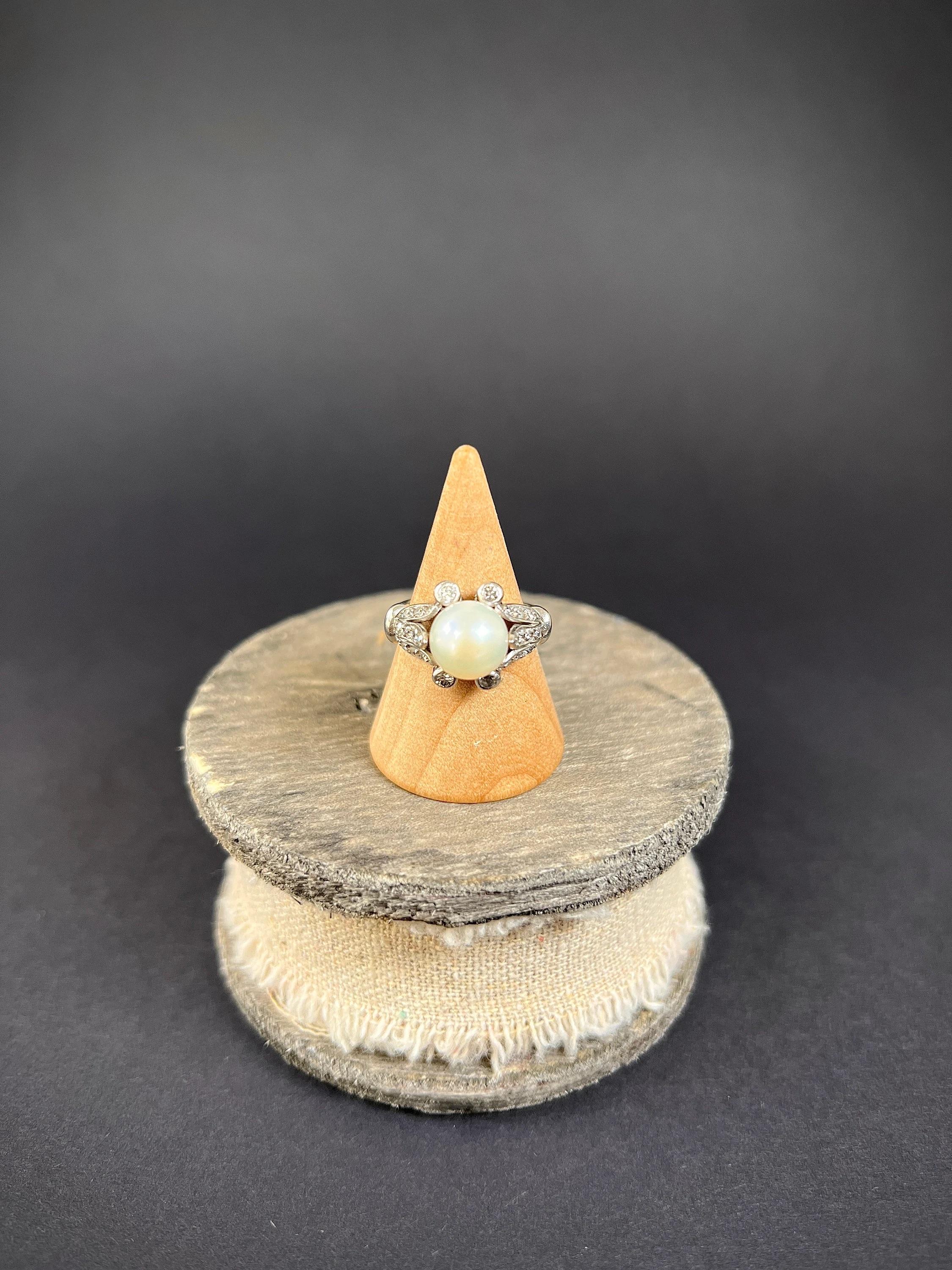 Women's or Men's Antique 18ct White Gold Edwardian Cultured Pearl & Old European Cut Diamond Ring For Sale