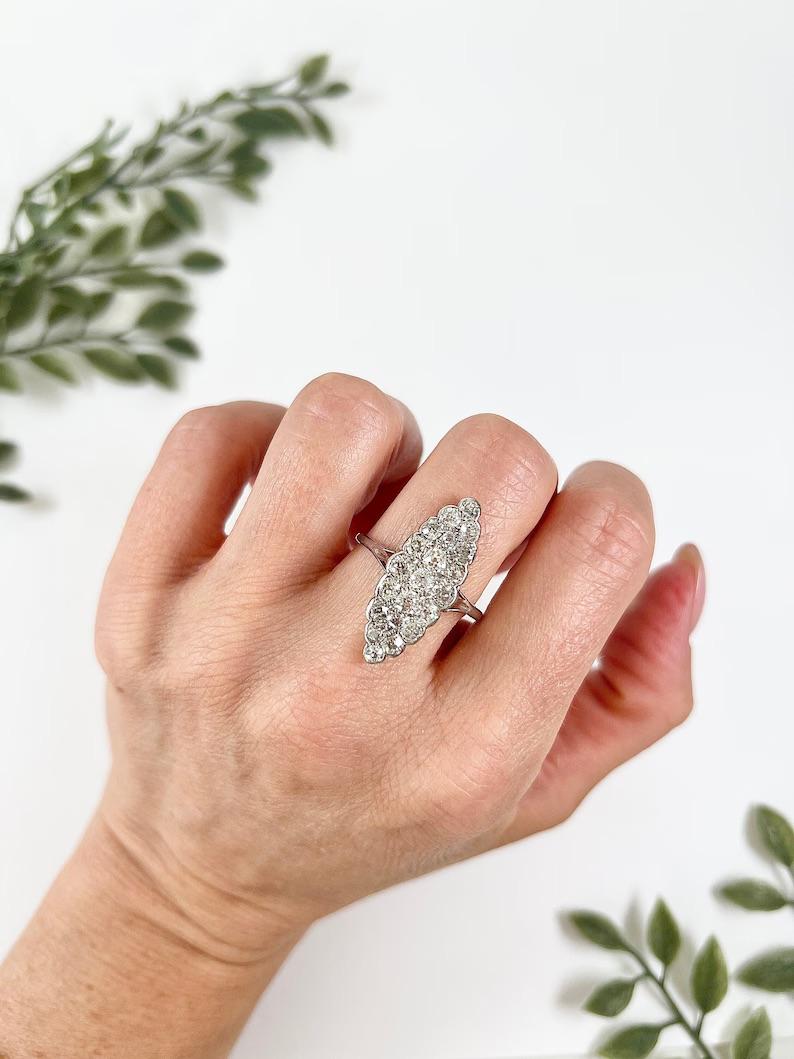 Bague ancienne en or blanc 18 ct, Edwardienne, avec marquise et navette en diamant en vente 4