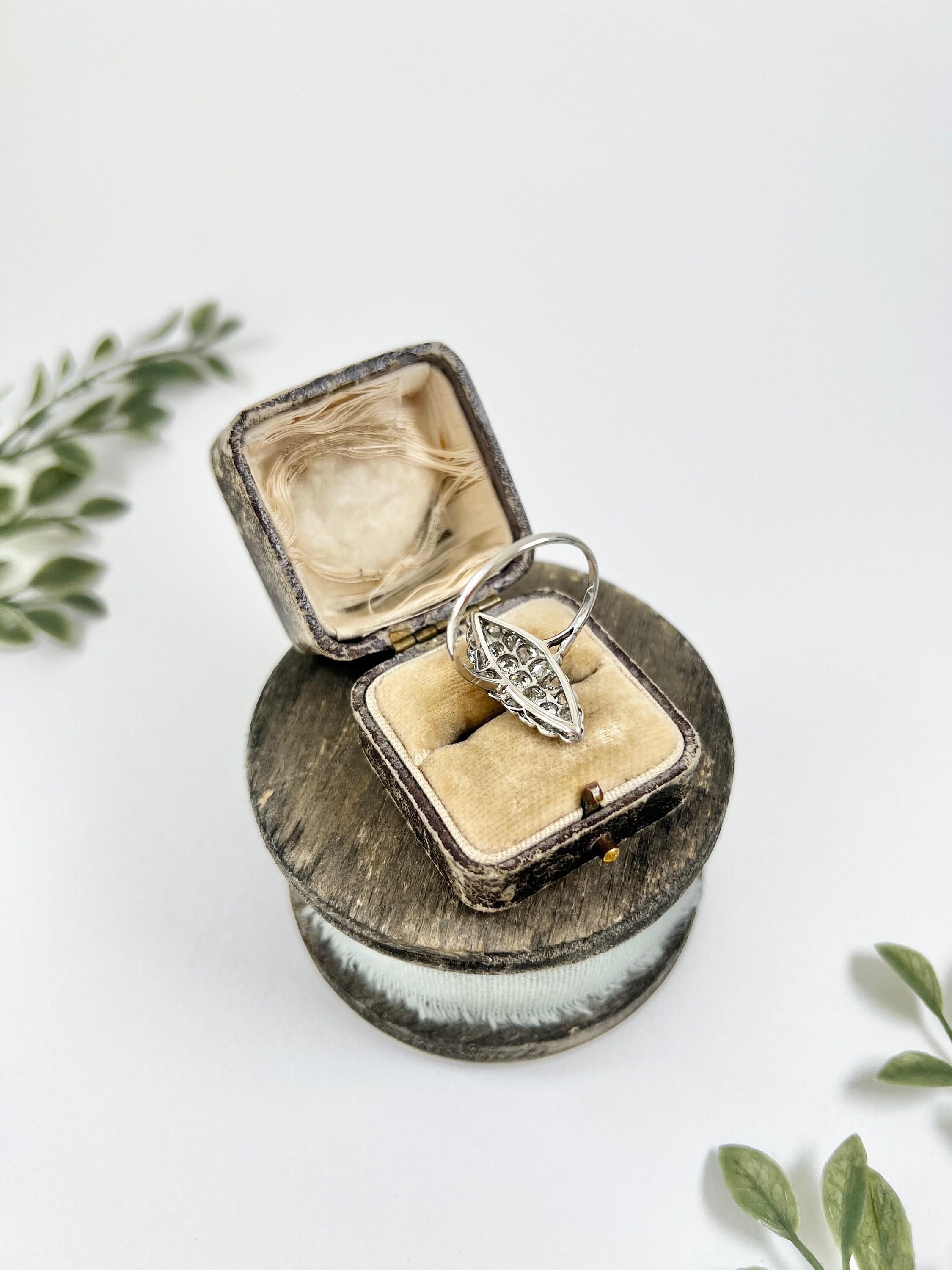 Taille vieille Europe Bague ancienne en or blanc 18 ct, Edwardienne, avec marquise et navette en diamant en vente