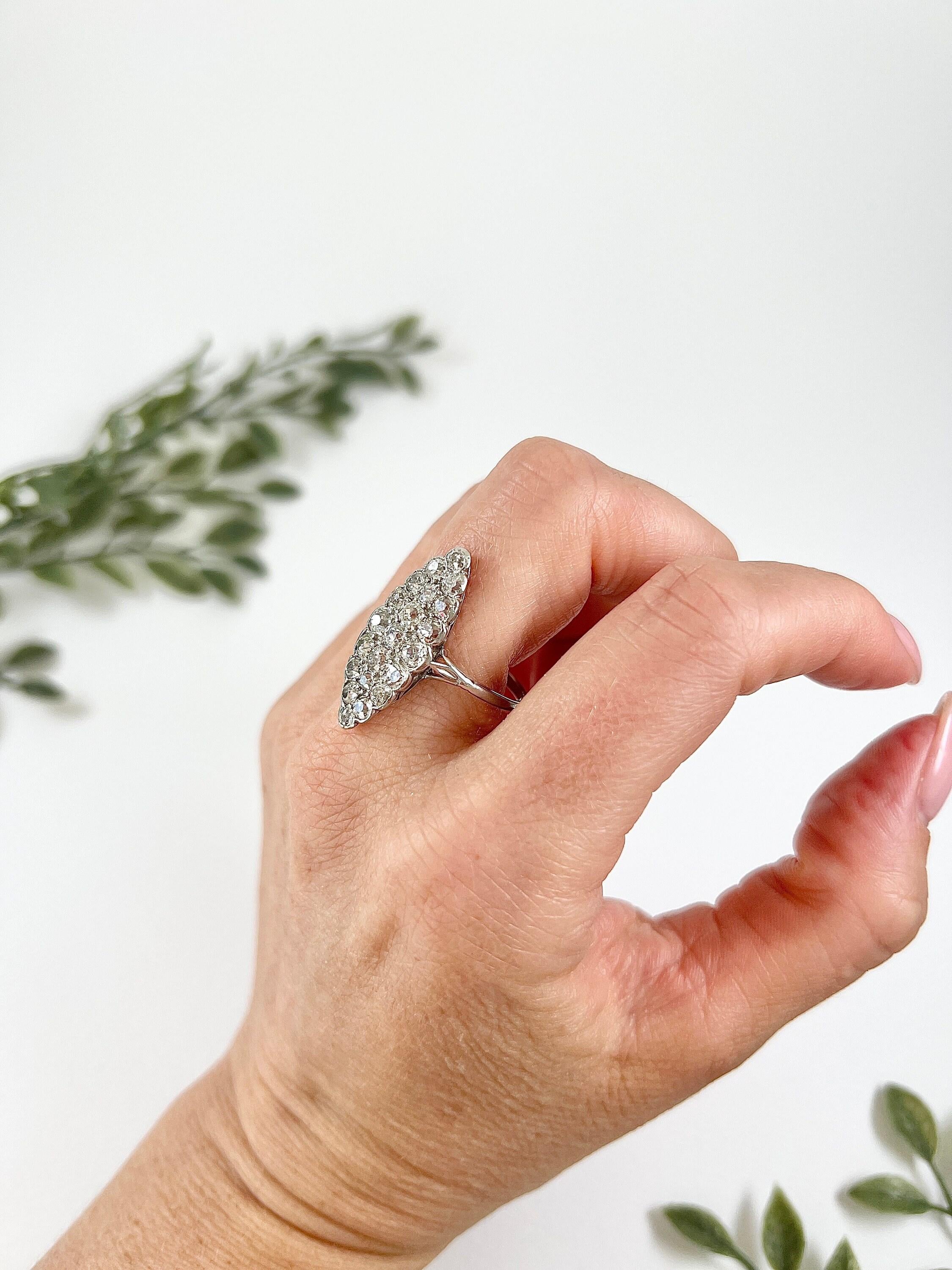 Bague ancienne en or blanc 18 ct, Edwardienne, avec marquise et navette en diamant Unisexe en vente