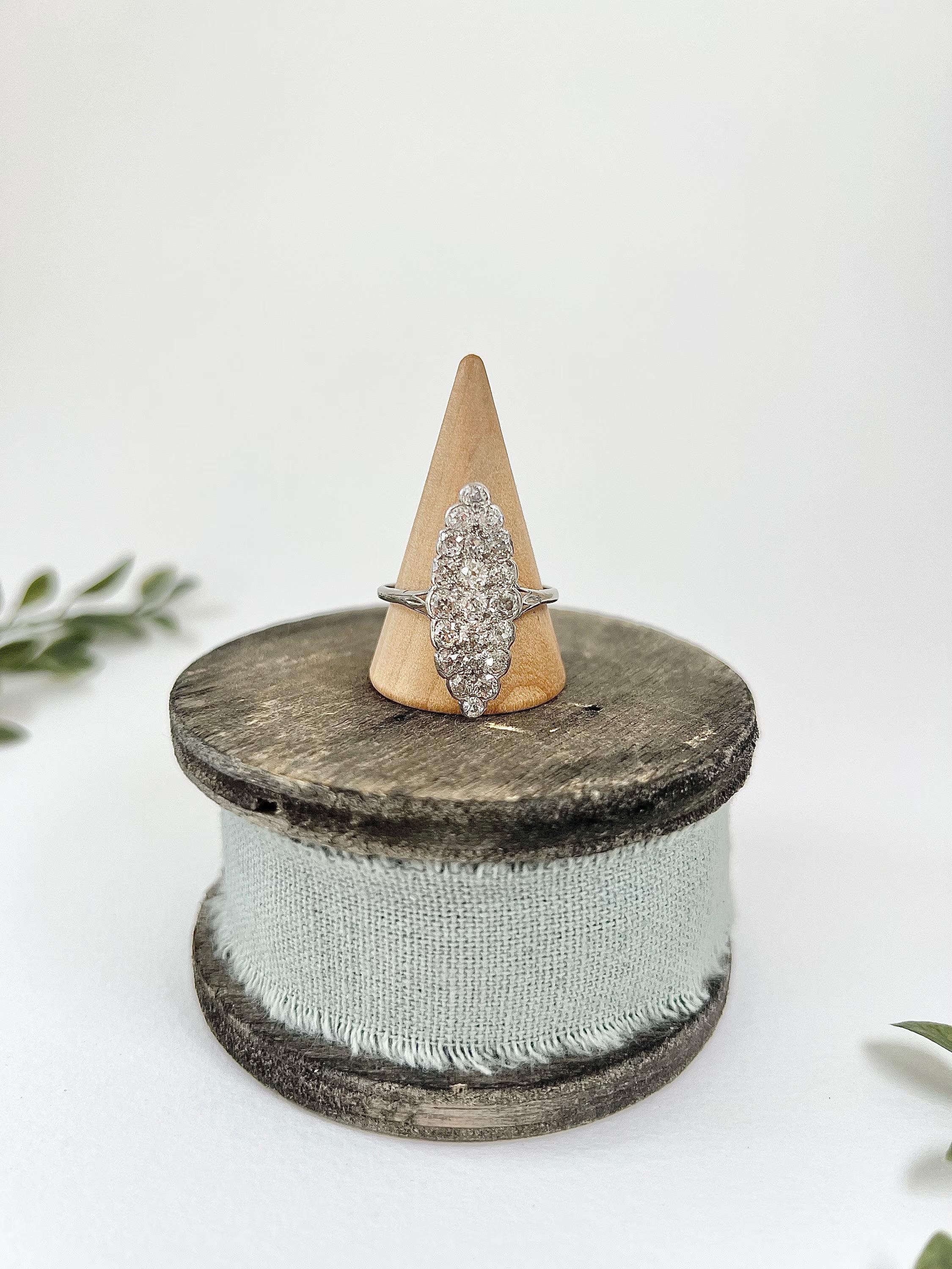 Bague ancienne en or blanc 18 ct, Edwardienne, avec marquise et navette en diamant en vente 1