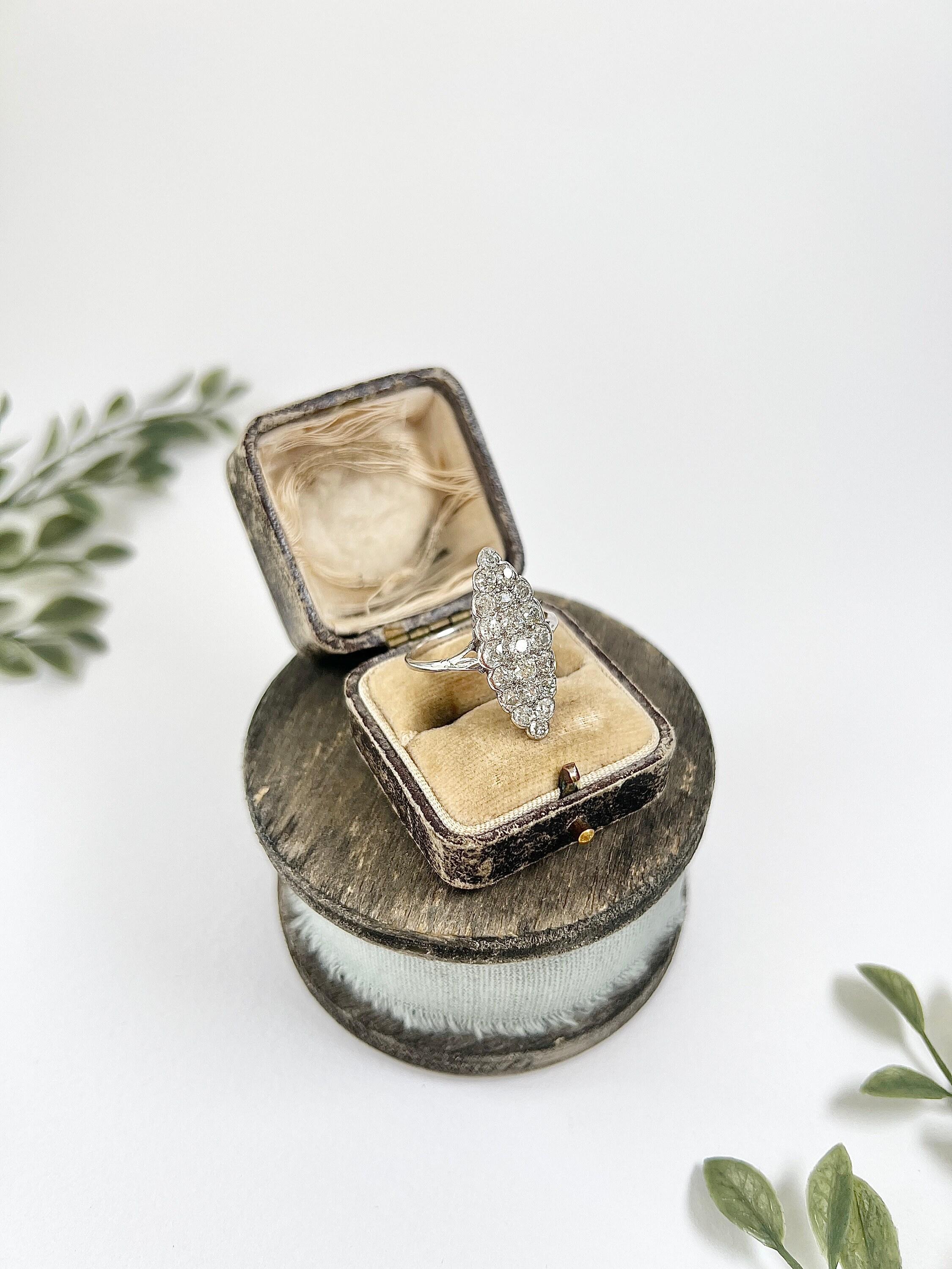 Bague ancienne en or blanc 18 ct, Edwardienne, avec marquise et navette en diamant en vente 2