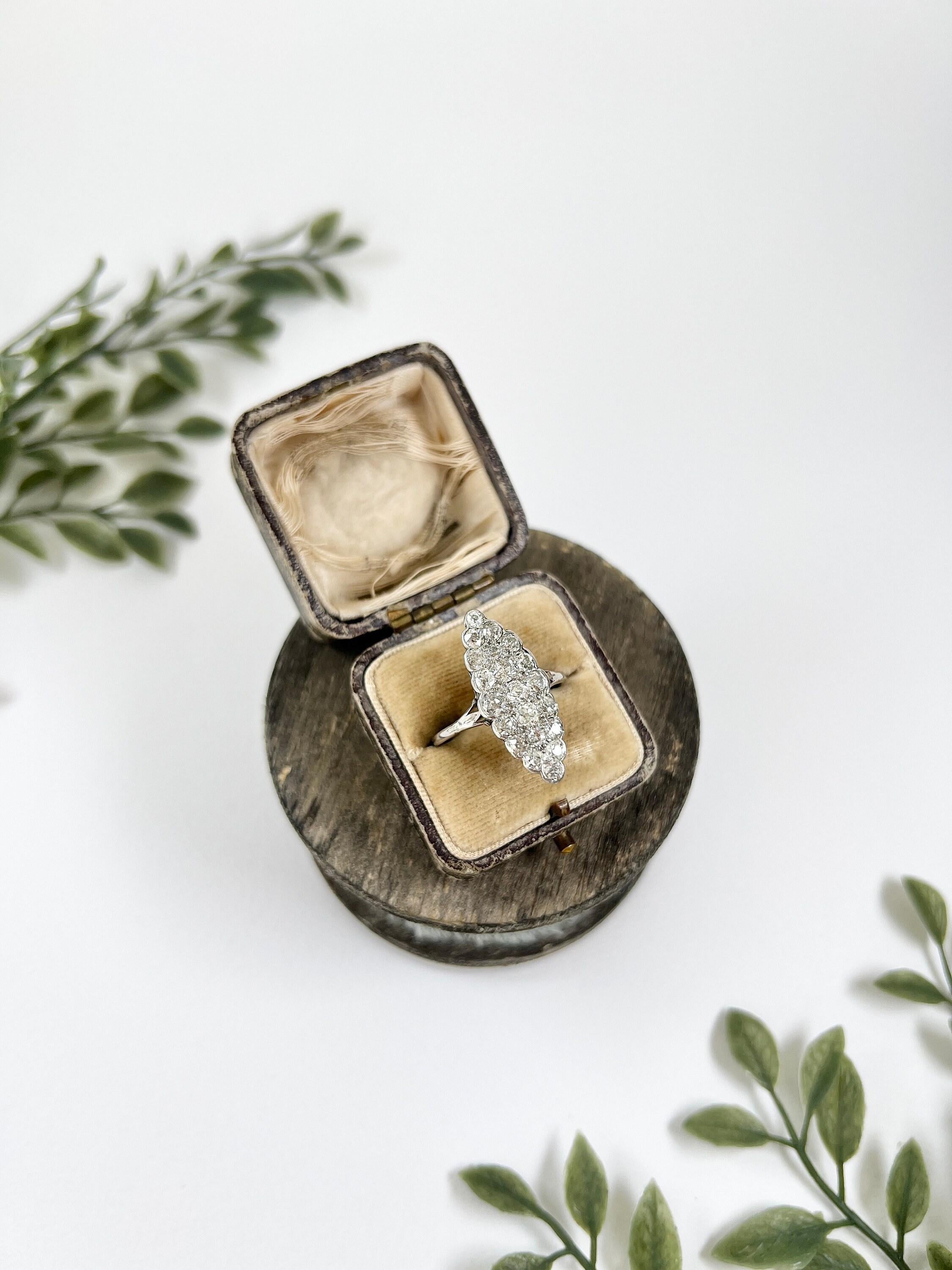 Bague ancienne en or blanc 18 ct, Edwardienne, avec marquise et navette en diamant en vente 3