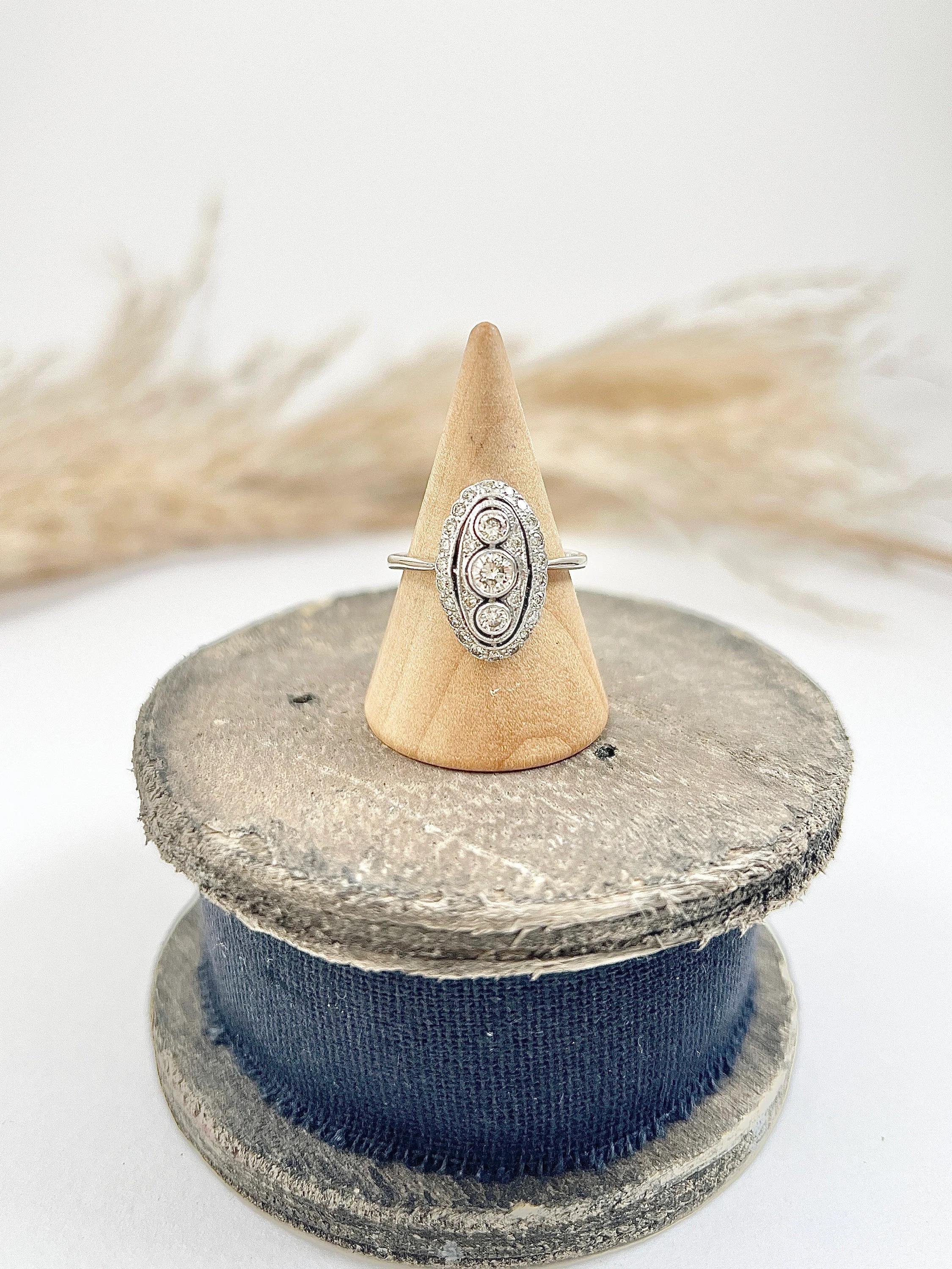 Antique 18ct White Gold,  Edwardian Three Stone Diamond Ring, Oval Halo Ring In Good Condition For Sale In Brighton, GB