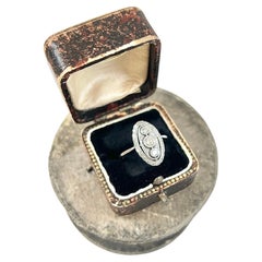 Oro blanco antiguo de 18 ct,  Anillo eduardiano de diamantes de tres piedras, anillo ovalado con halo