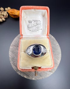 Antiguo Anillo Bombeado de Zafiro y Diamantes con Estampado Francés de Oro Blanco de 18 ct, Años 20