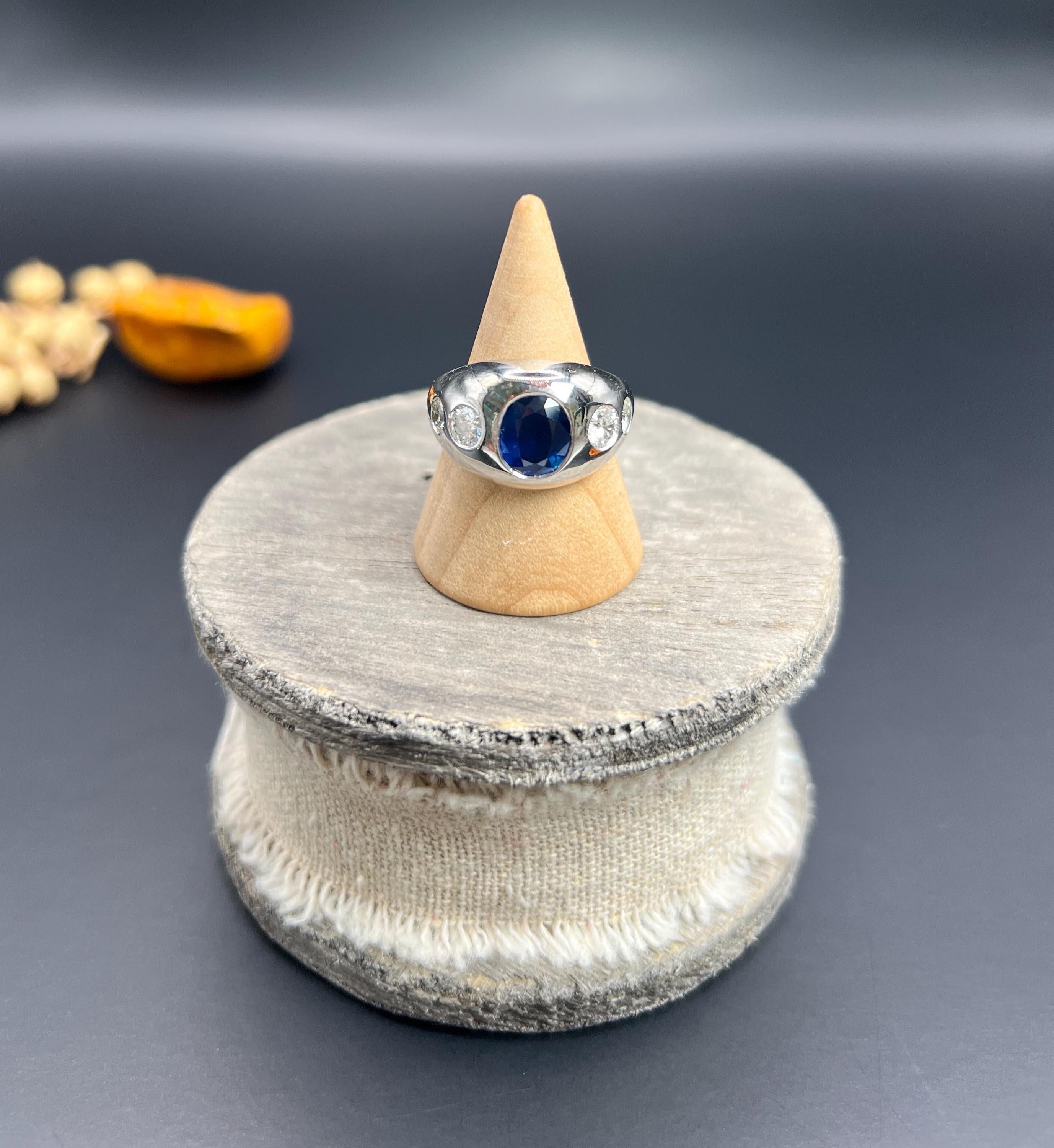 Antique 18ct White Gold French Stamped, 1920s Sapphire and Diamond Bombe Ring In Good Condition For Sale In Brighton, GB