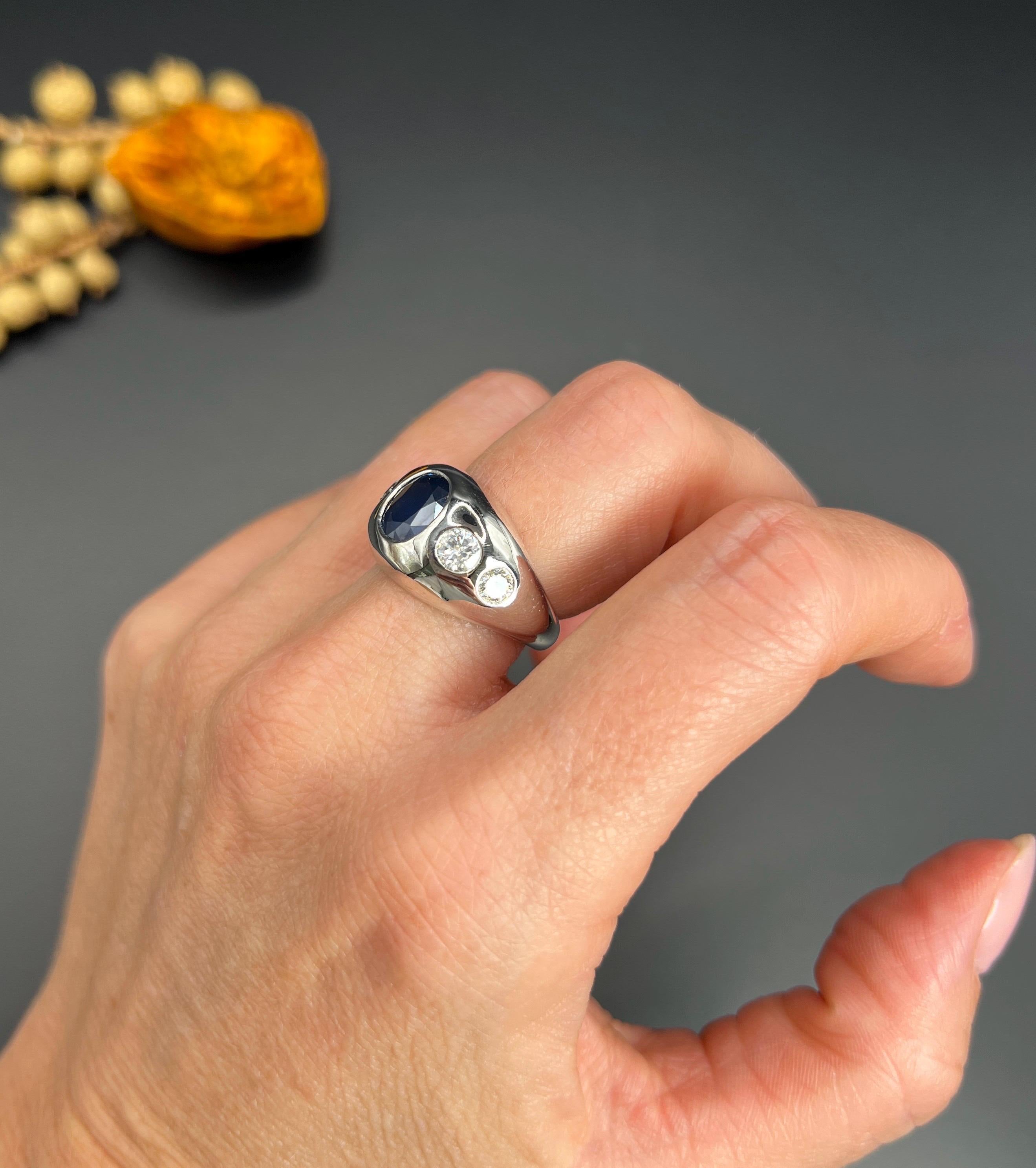 Antique 18ct White Gold French Stamped, 1920s Sapphire and Diamond Bombe Ring For Sale 3
