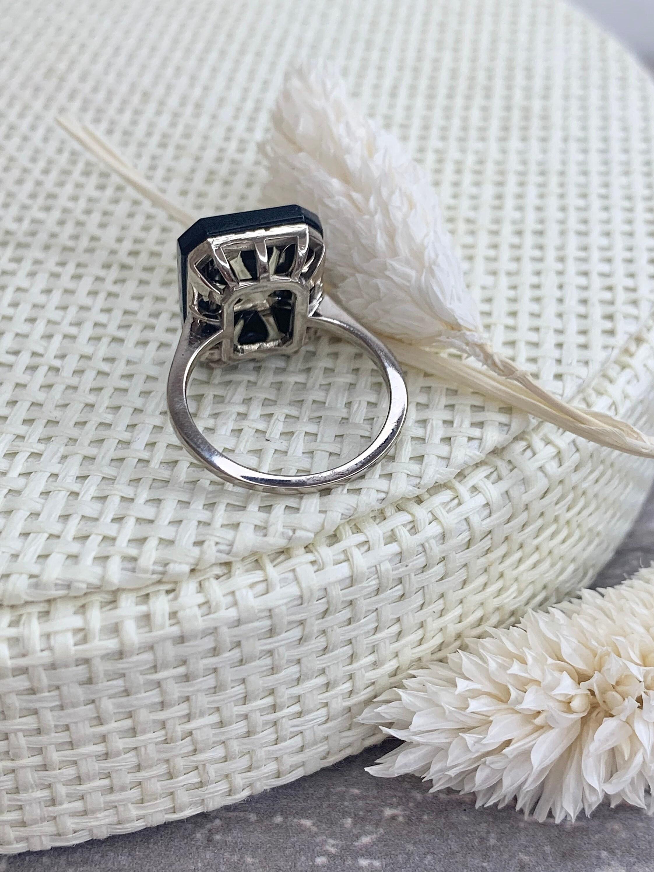 Antique 18ct White Gold Onyx & Diamond Deco Ring In Good Condition For Sale In Brighton, GB