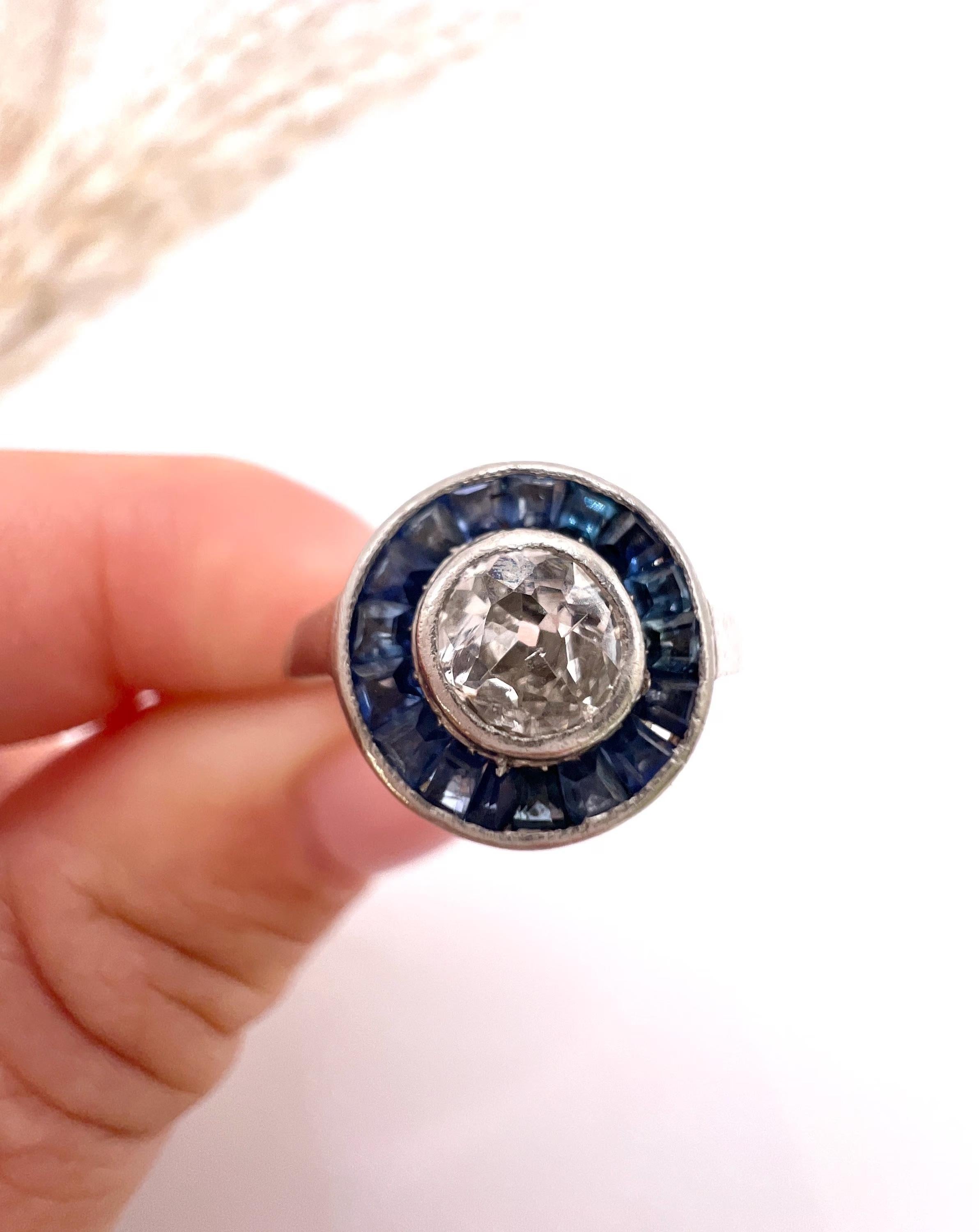 Bague ancienne en or blanc 18ct et platine, 0,35 carat Art Deco saphir et diamant en vente 4