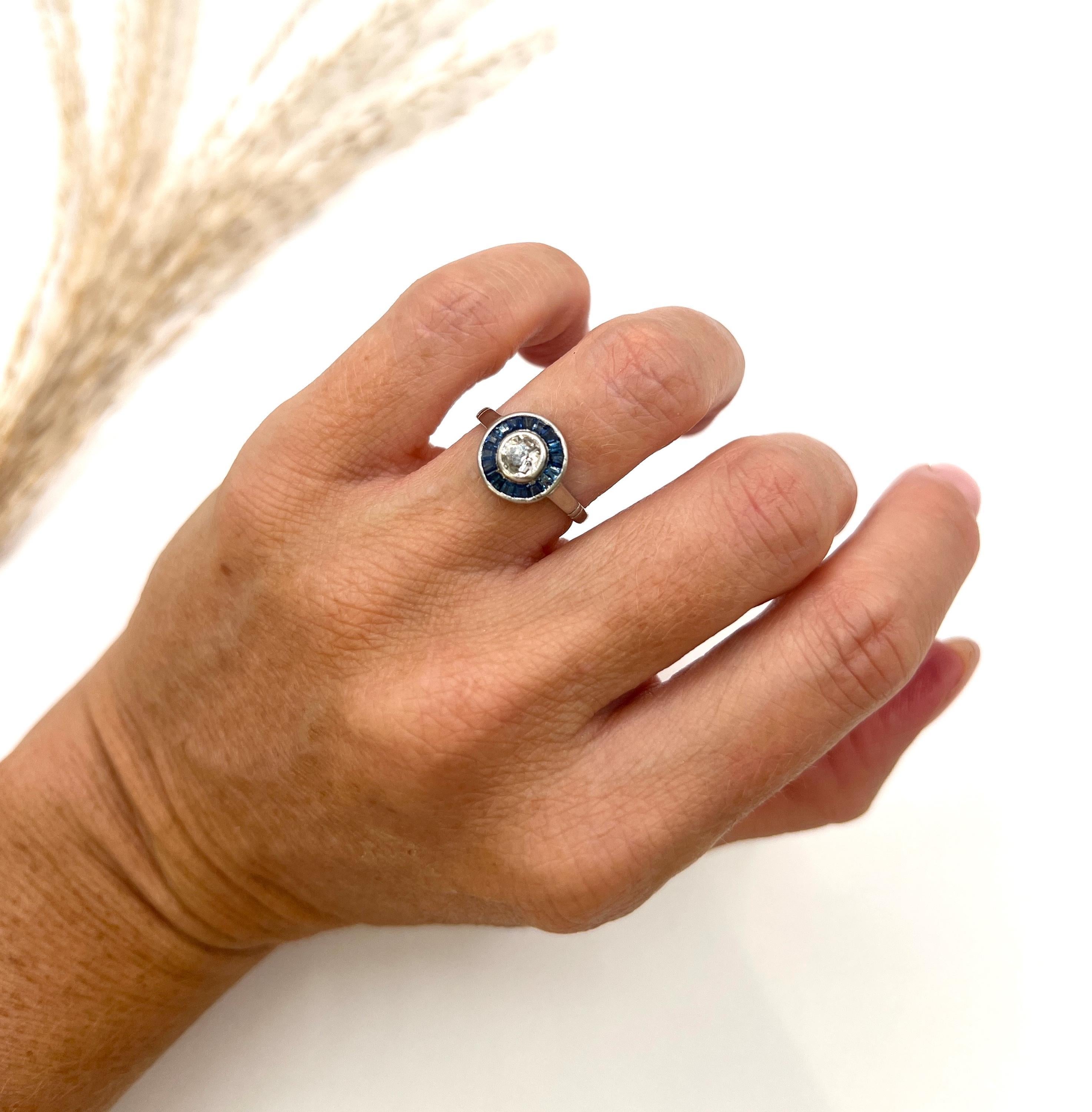 Bague cible ancienne en saphir et diamant

Or blanc et platine 18ct

Circa 1920s

Whiting est une bague Art déco exquise et authentique, réalisée en or blanc 18 ct et en platine. Cette superbe bague présente un design cible captivant, orné d'un