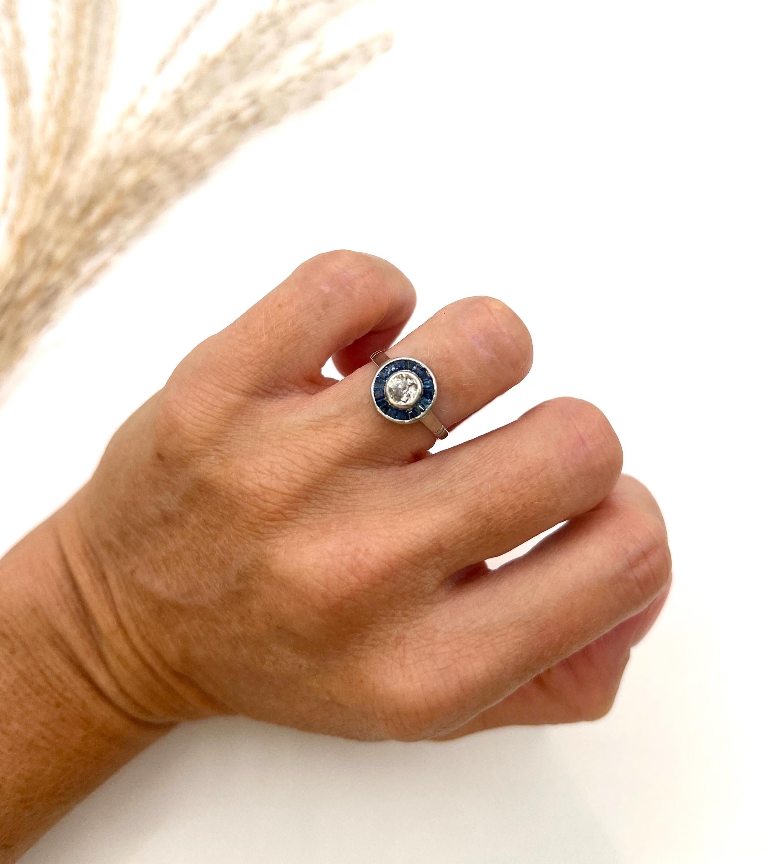 Art déco Bague ancienne en or blanc 18ct et platine, 0,35 carat Art Deco saphir et diamant en vente