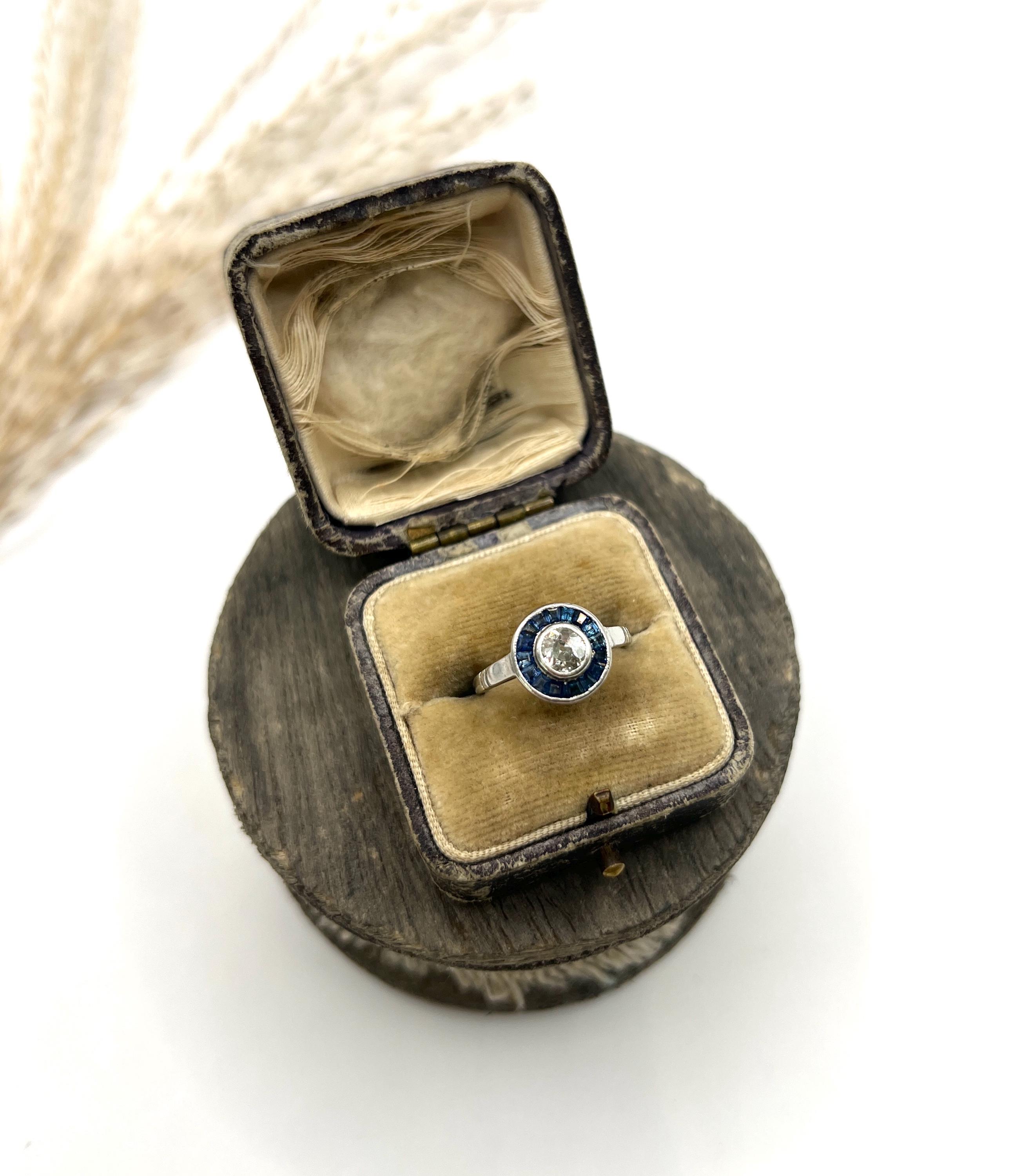 Bague ancienne en or blanc 18ct et platine, 0,35 carat Art Deco saphir et diamant en vente 1