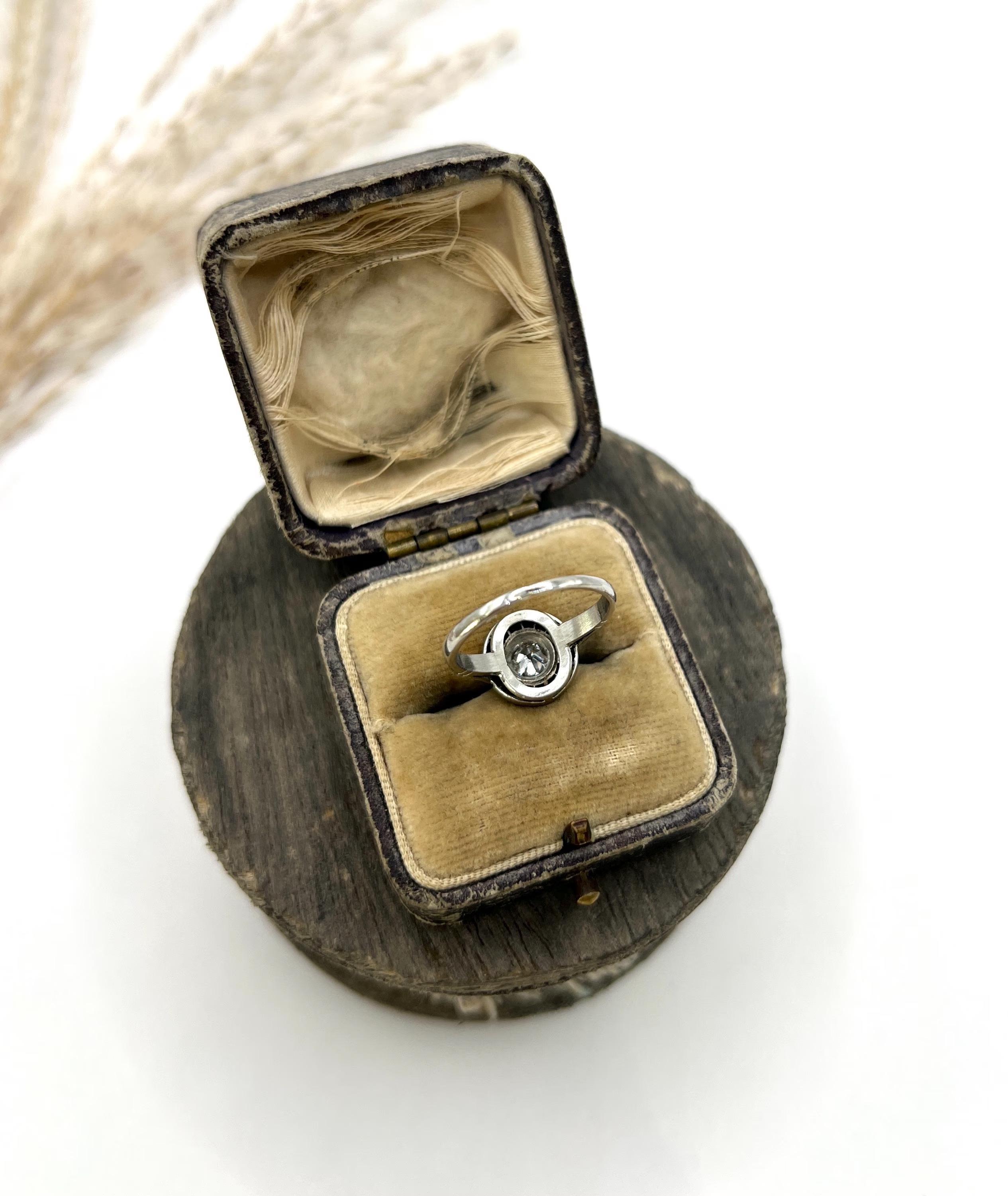 Bague ancienne en or blanc 18ct et platine, 0,35 carat Art Deco saphir et diamant en vente 2