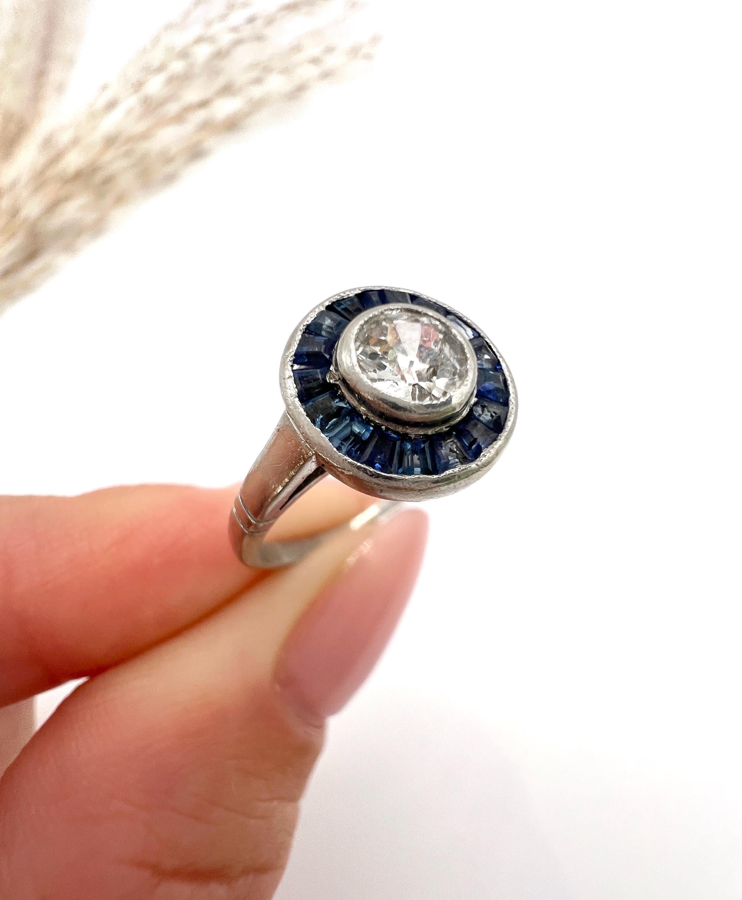 Bague ancienne en or blanc 18ct et platine, 0,35 carat Art Deco saphir et diamant en vente 3