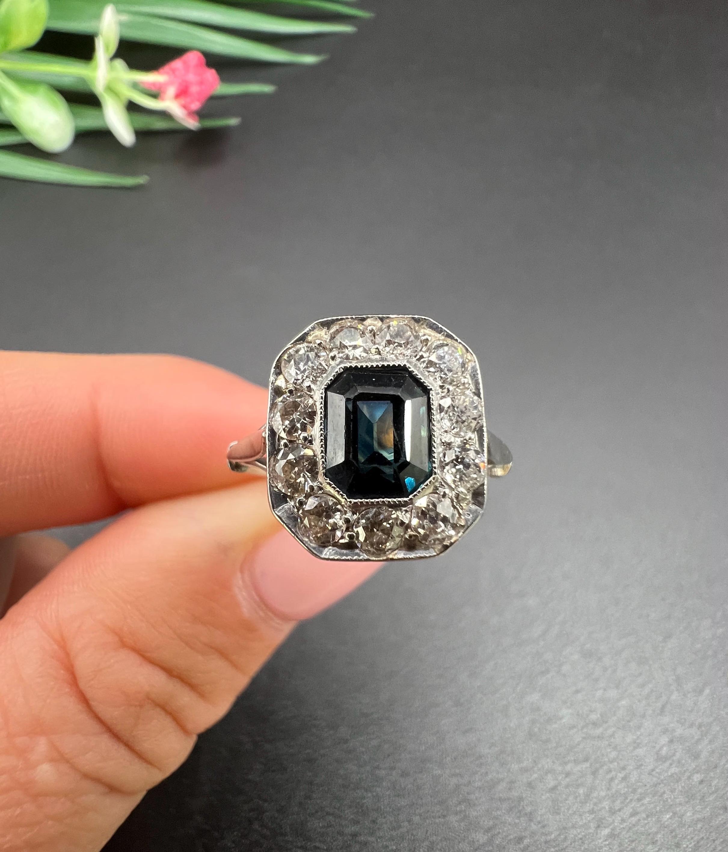 Bague ancienne en or blanc 18ct et platine, Art déco, saphir et diamant en grappe en vente 5