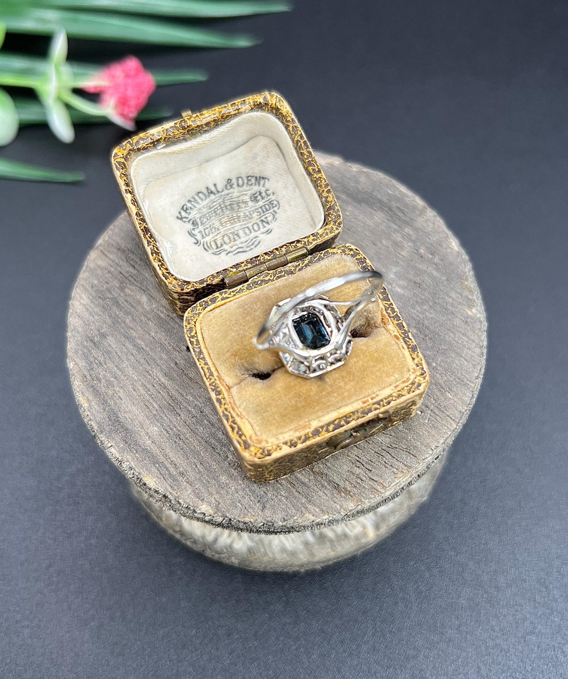 Bague ancienne en or blanc 18ct et platine, Art déco, saphir et diamant en grappe en vente 6