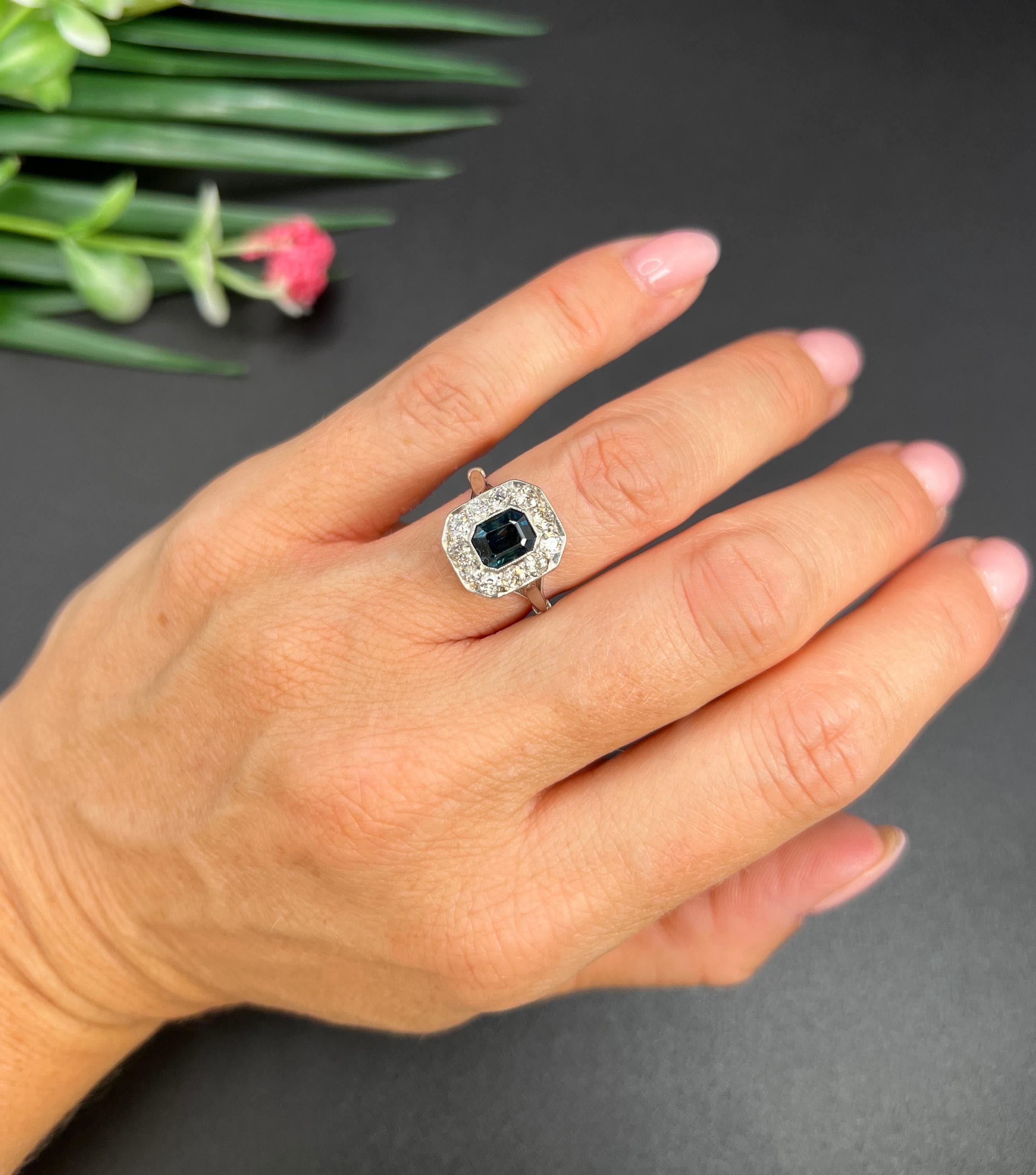 Bague Art déco saphir et diamant 

Or blanc et platine 18ct

Circa 1920s

Whiting est une superbe bague Art déco originale, réalisée en or blanc 18 ct. Cette pièce exquise présente un élégant design octogonal mis en valeur par un saphir