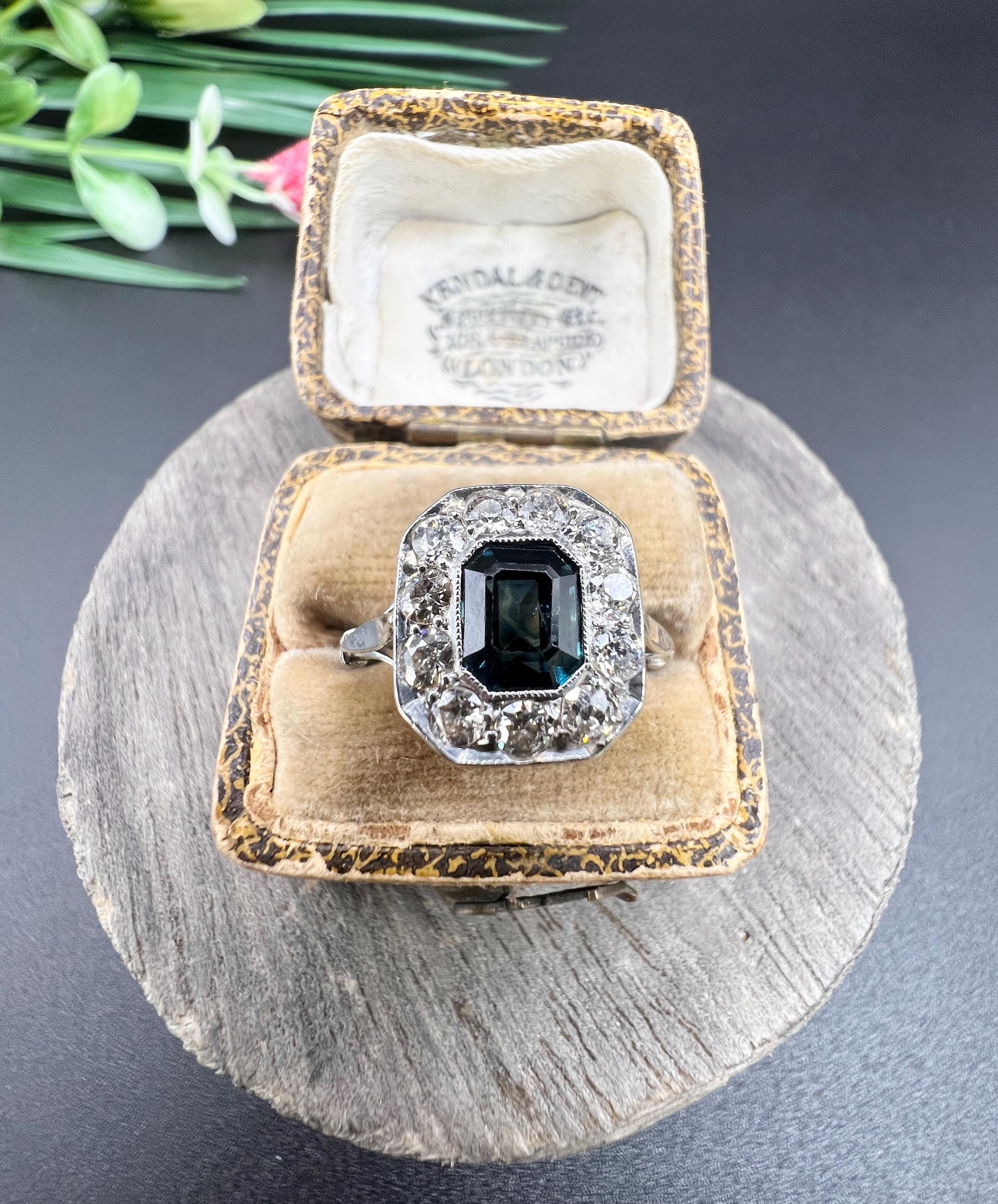 Bague ancienne en or blanc 18ct et platine, Art déco, saphir et diamant en grappe Unisexe en vente