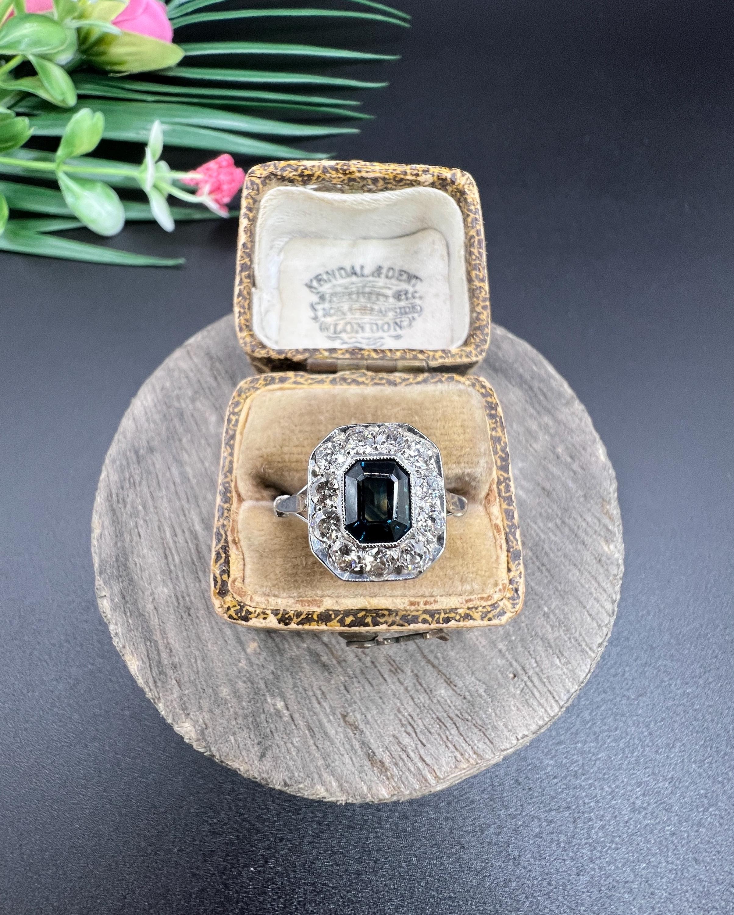 Bague ancienne en or blanc 18ct et platine, Art déco, saphir et diamant en grappe en vente 1